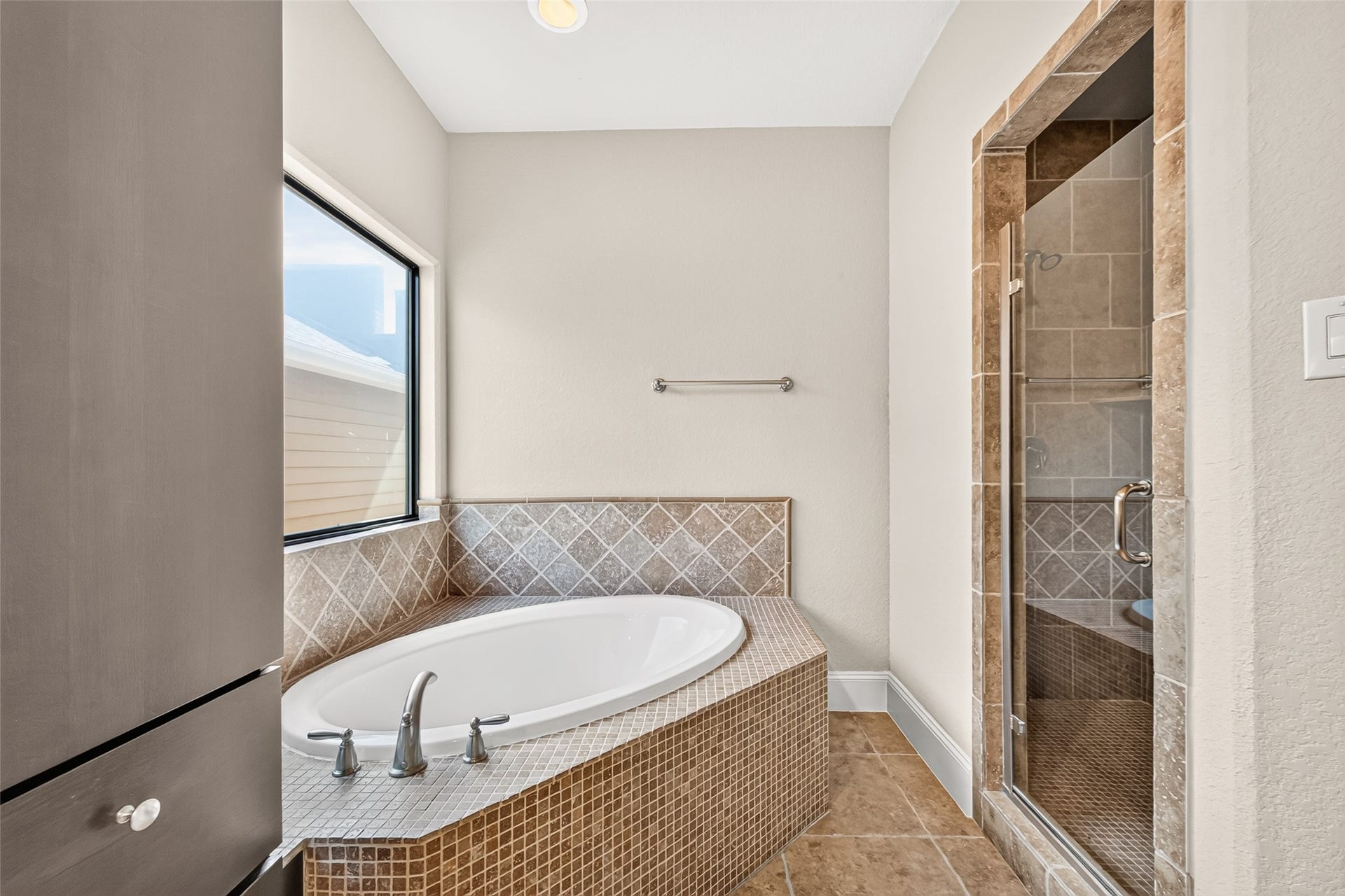 5930 Kiam Street, Houston, TX 77007 Gorgeous big Soaker Tub and separate large Shower with seamless glass door on right.