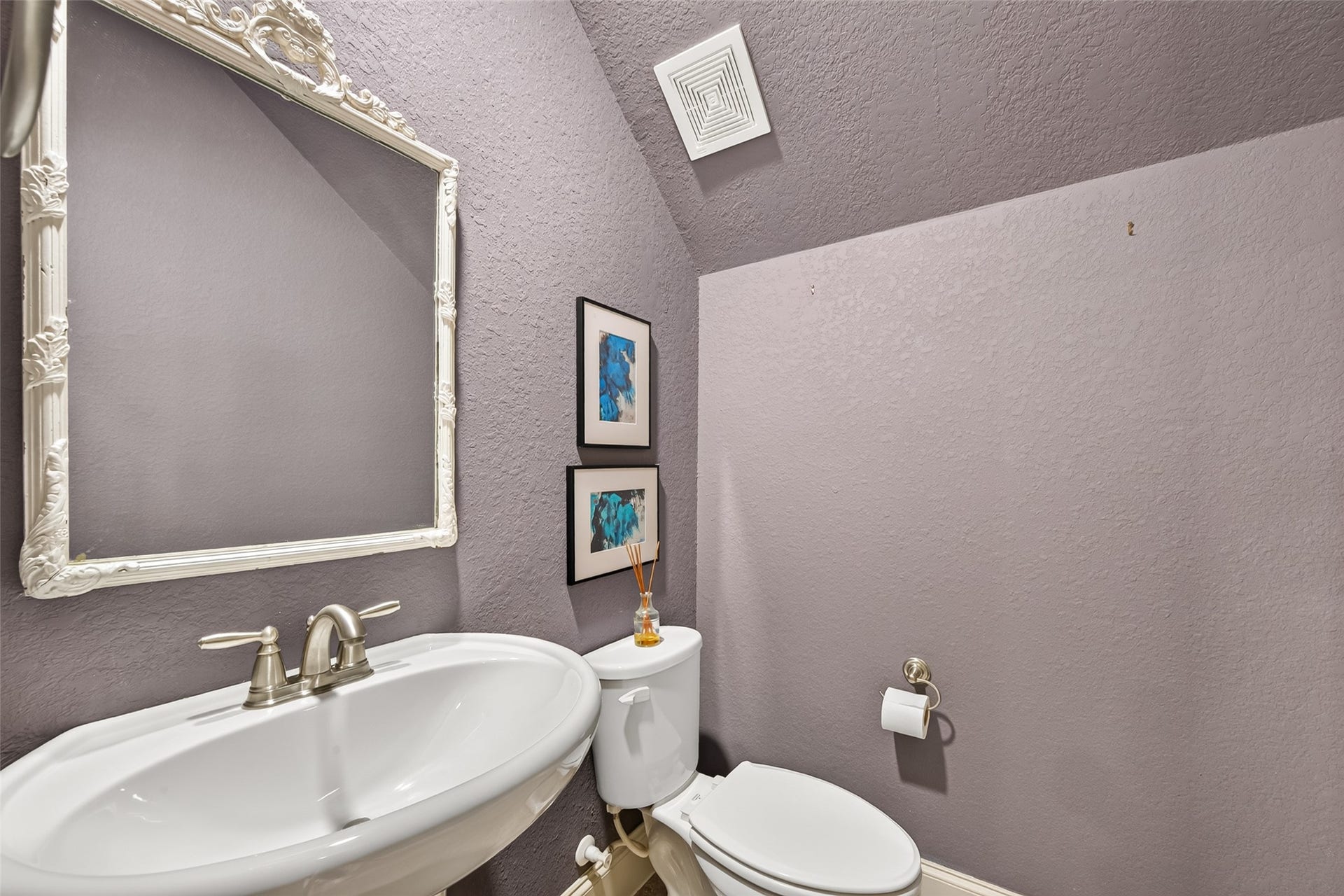 5930 Kiam Street, Houston, TX 77007 Powder Room/Half Bath, beautifully tucked away.