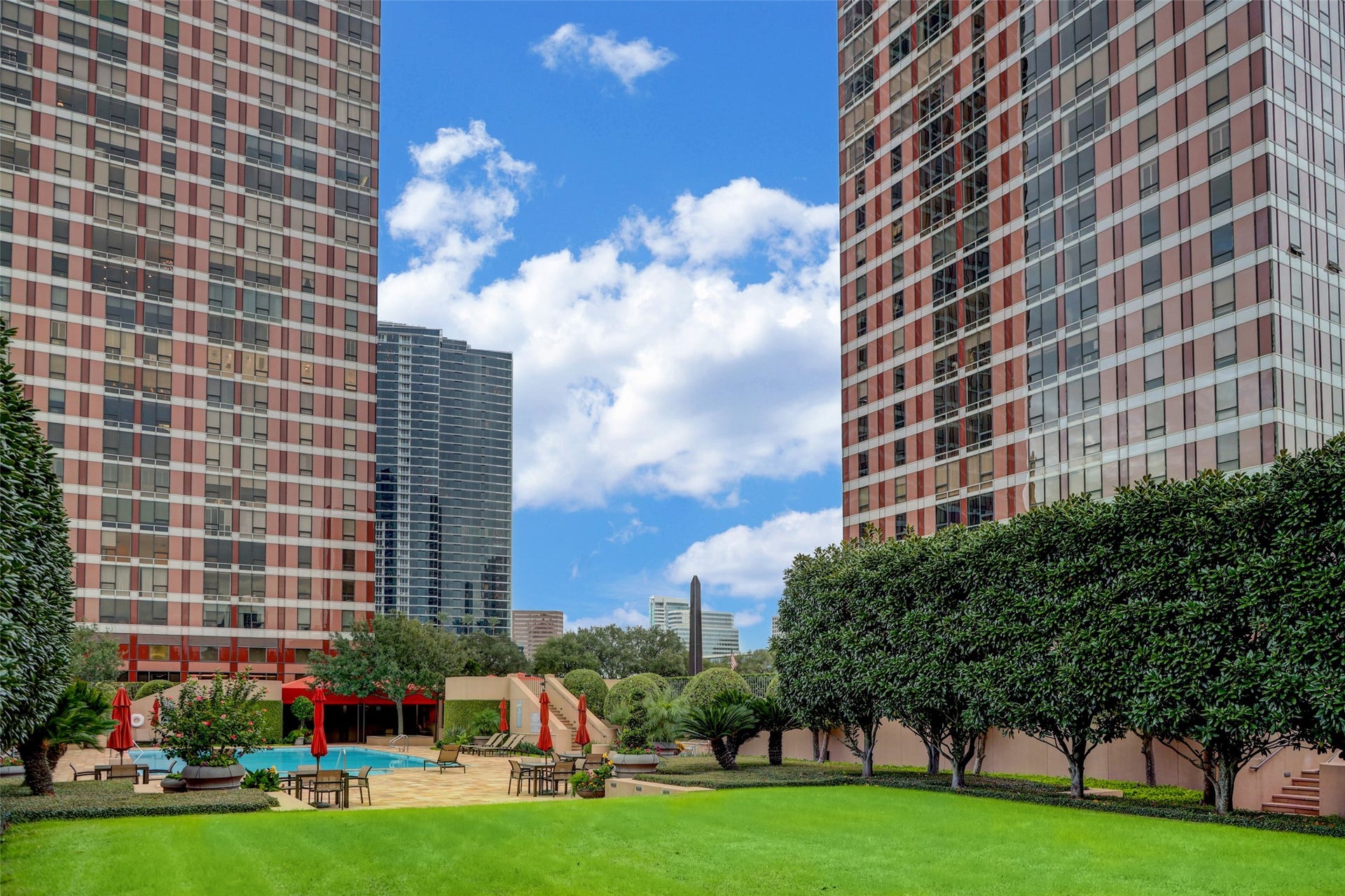 5100 San Felipe Street, #374E, Houston, TX 77056 Lawn area leading to the pool.