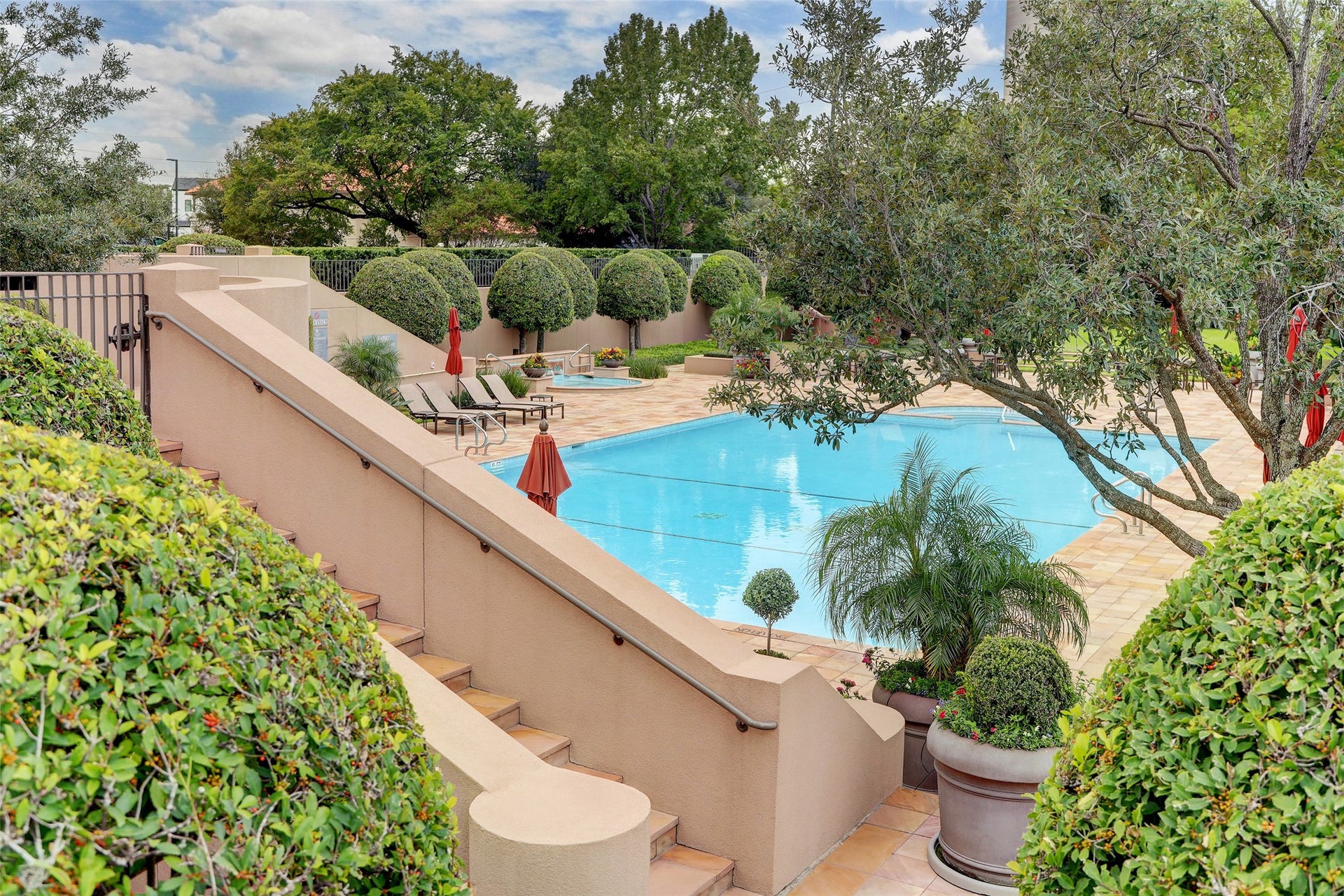 5100 San Felipe Street, #374E, Houston, TX 77056 Beautifully manicured grounds.