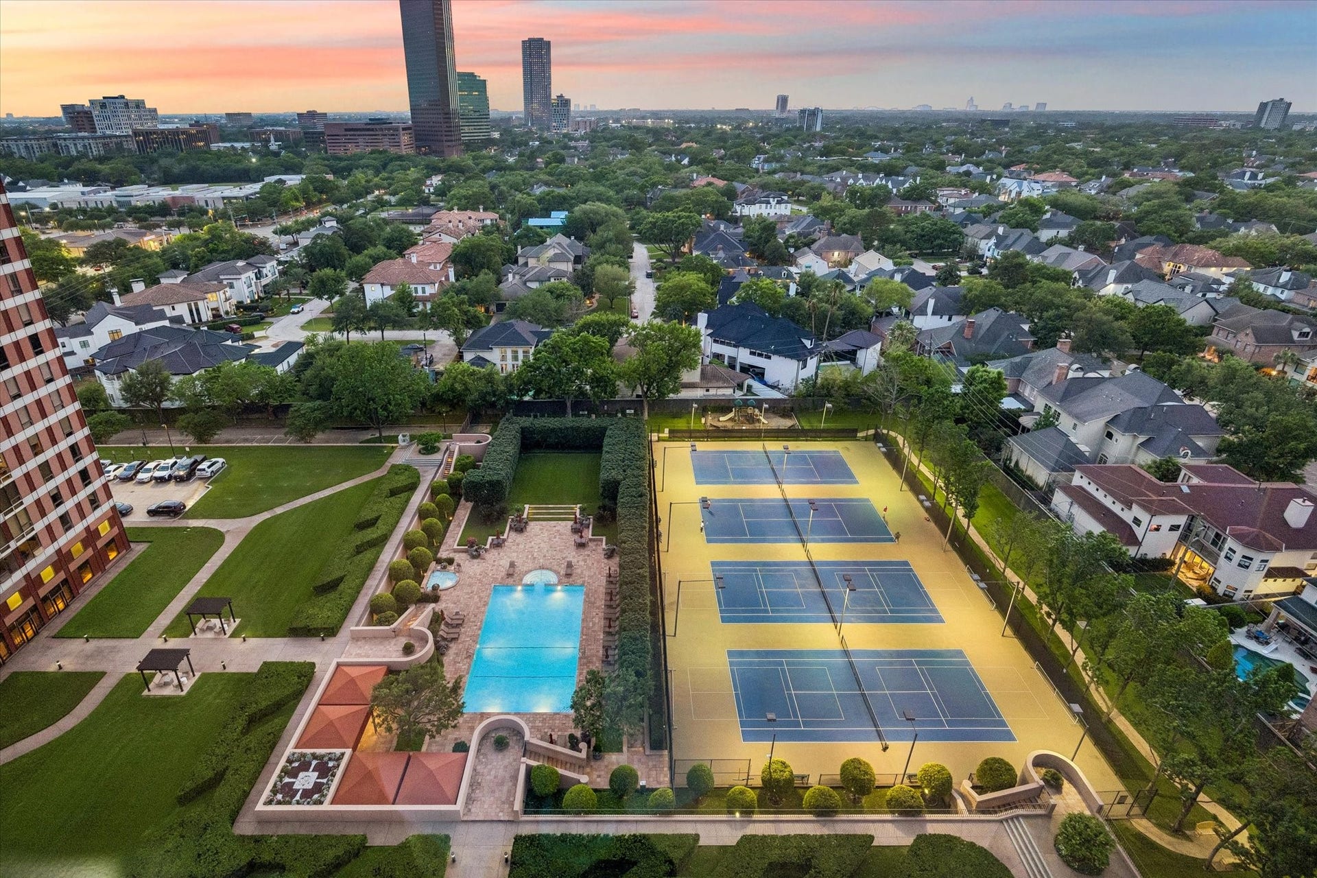 5100 San Felipe Street, #374E, Houston, TX 77056 View of the manicured 9 acres of resort style grounds.