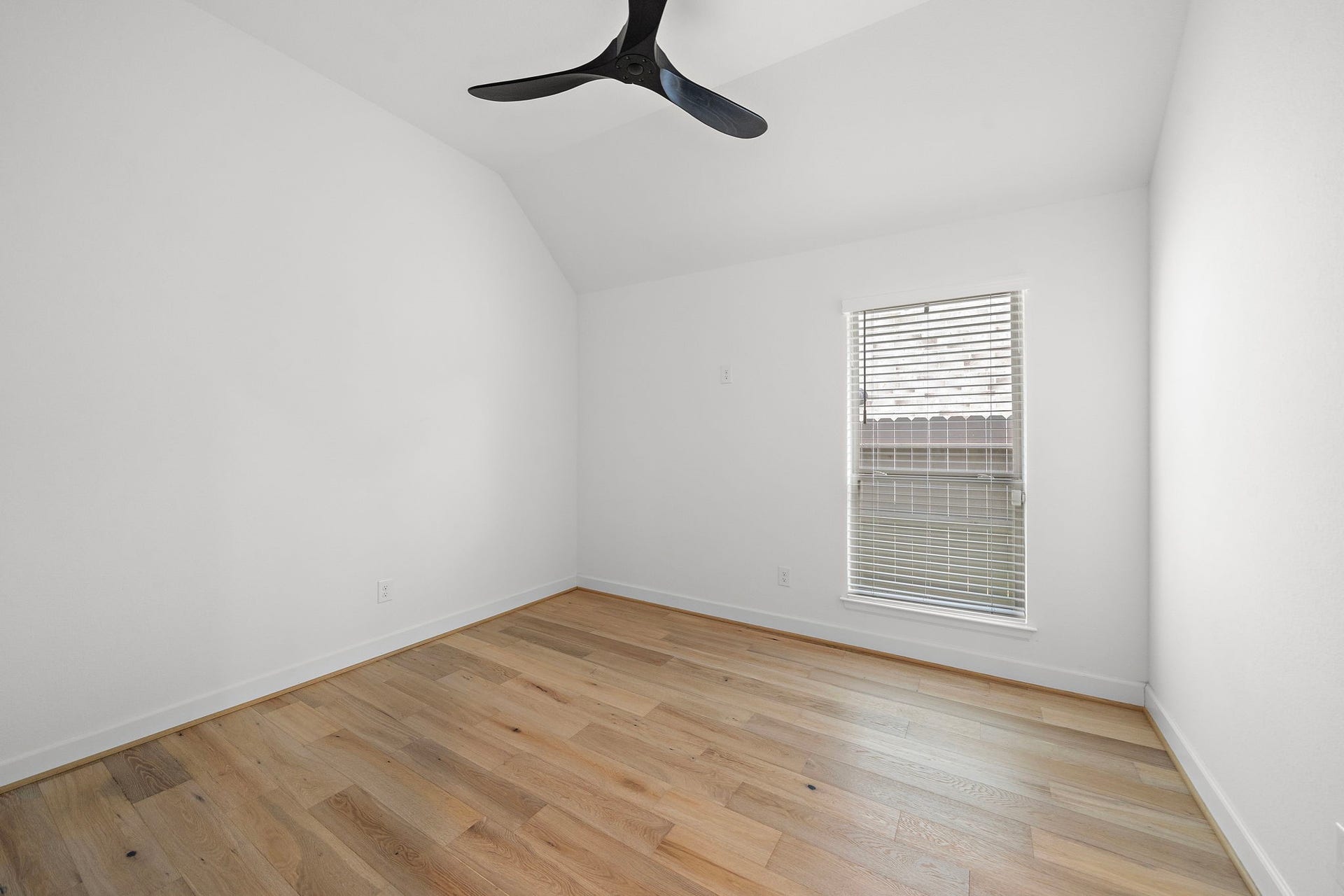 16943 Lupine Meadow Lane, Humble, TX 77346 Bedroom 3 + walk in closet