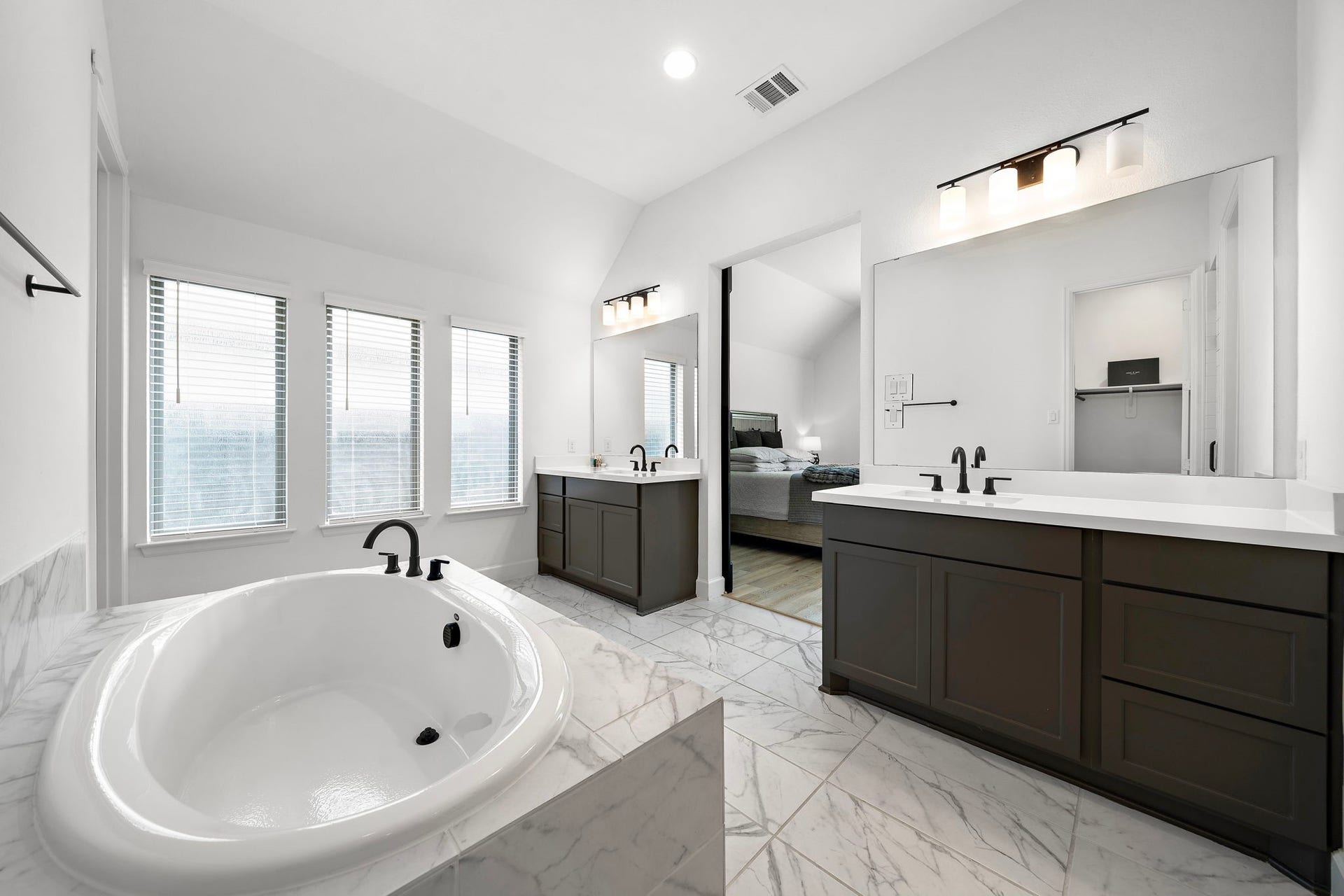 16943 Lupine Meadow Lane, Humble, TX 77346 Large soaking tub and walk in shower