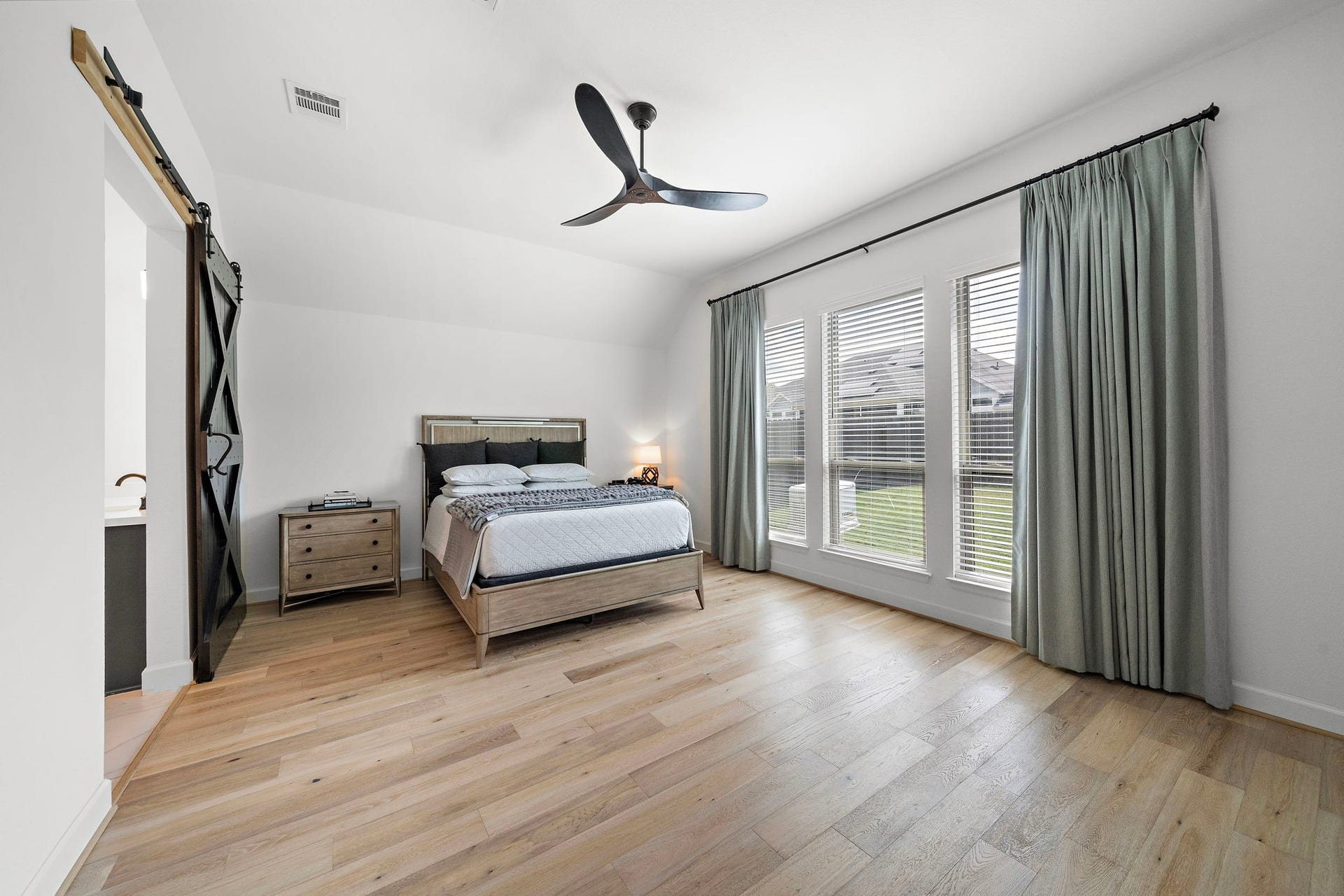 16943 Lupine Meadow Lane, Humble, TX 77346 Primary suite