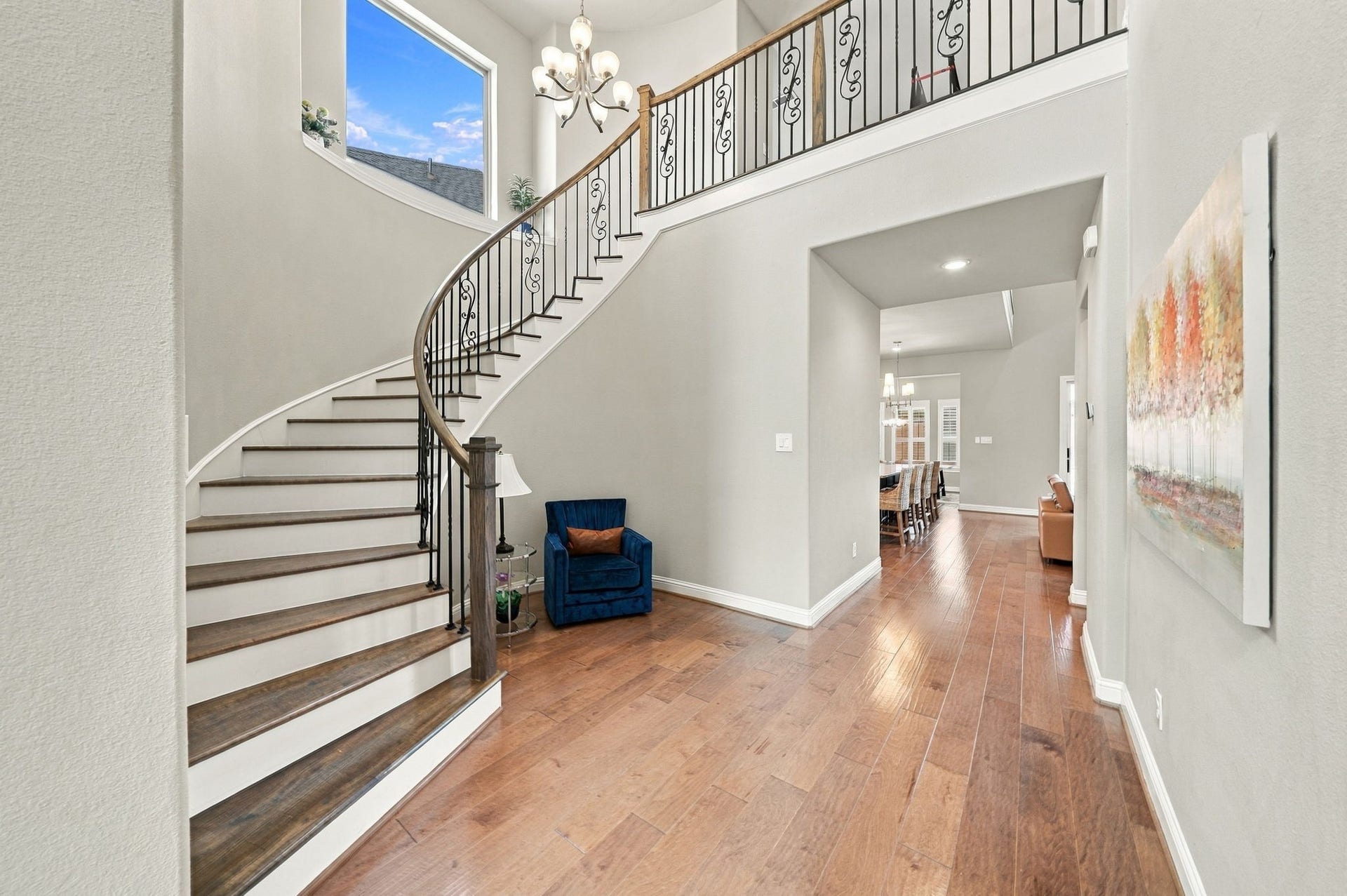 10511 Harvest Oak Court, Missouri City, TX 77459 Your winding wood staircase takes you upstairs!