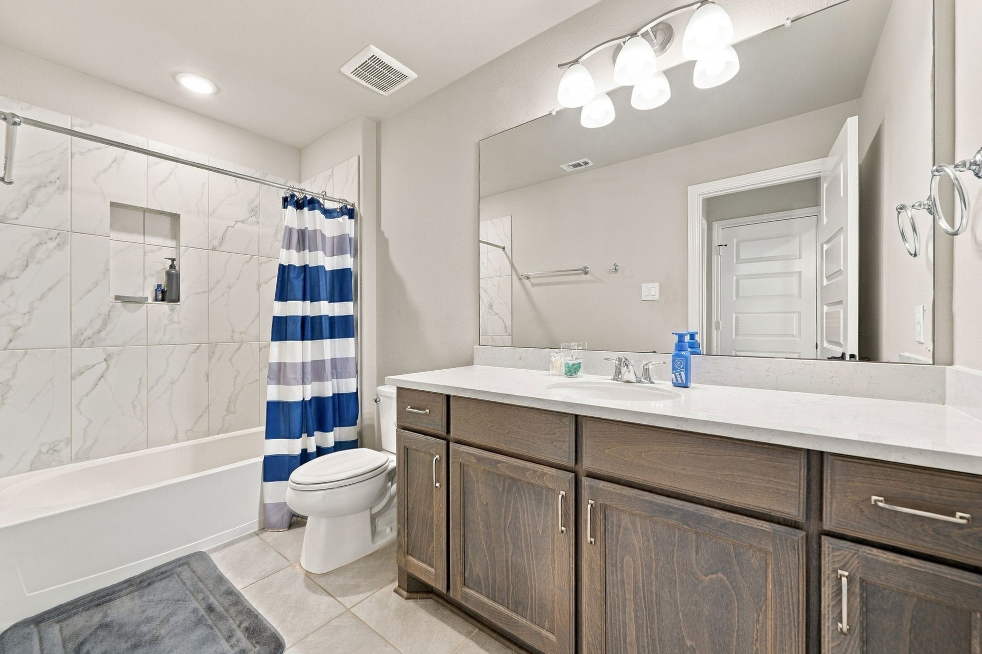 10511 Harvest Oak Court, Missouri City, TX 77459 Unlike the downstairs secondary bathroom, this one has a tub/shower combo.