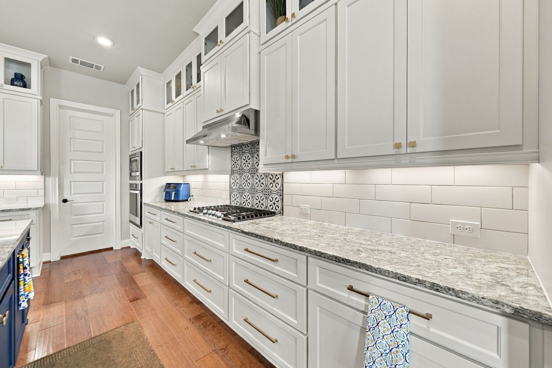 10511 Harvest Oak Court, Missouri City, TX 77459 The kitchen comes equipped with smart appliances (with the exception of the microwave).