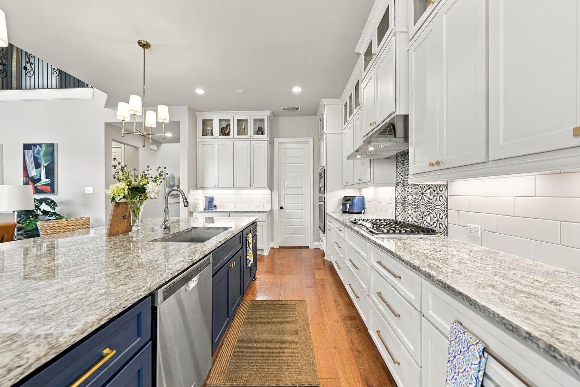 10511 Harvest Oak Court, Missouri City, TX 77459 Luxury finishes and loads of natural light await in the kitchen!