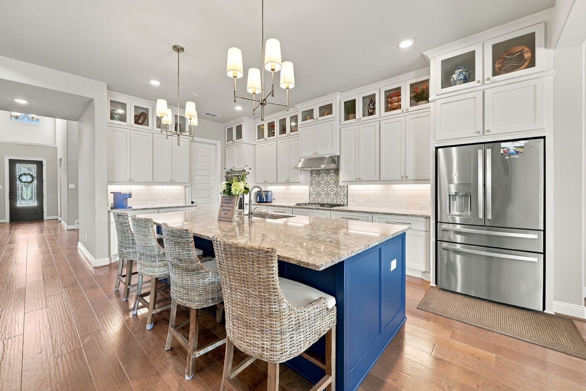 10511 Harvest Oak Court, Missouri City, TX 77459 Where so many memories will be made with cabinetry to the ceiling!