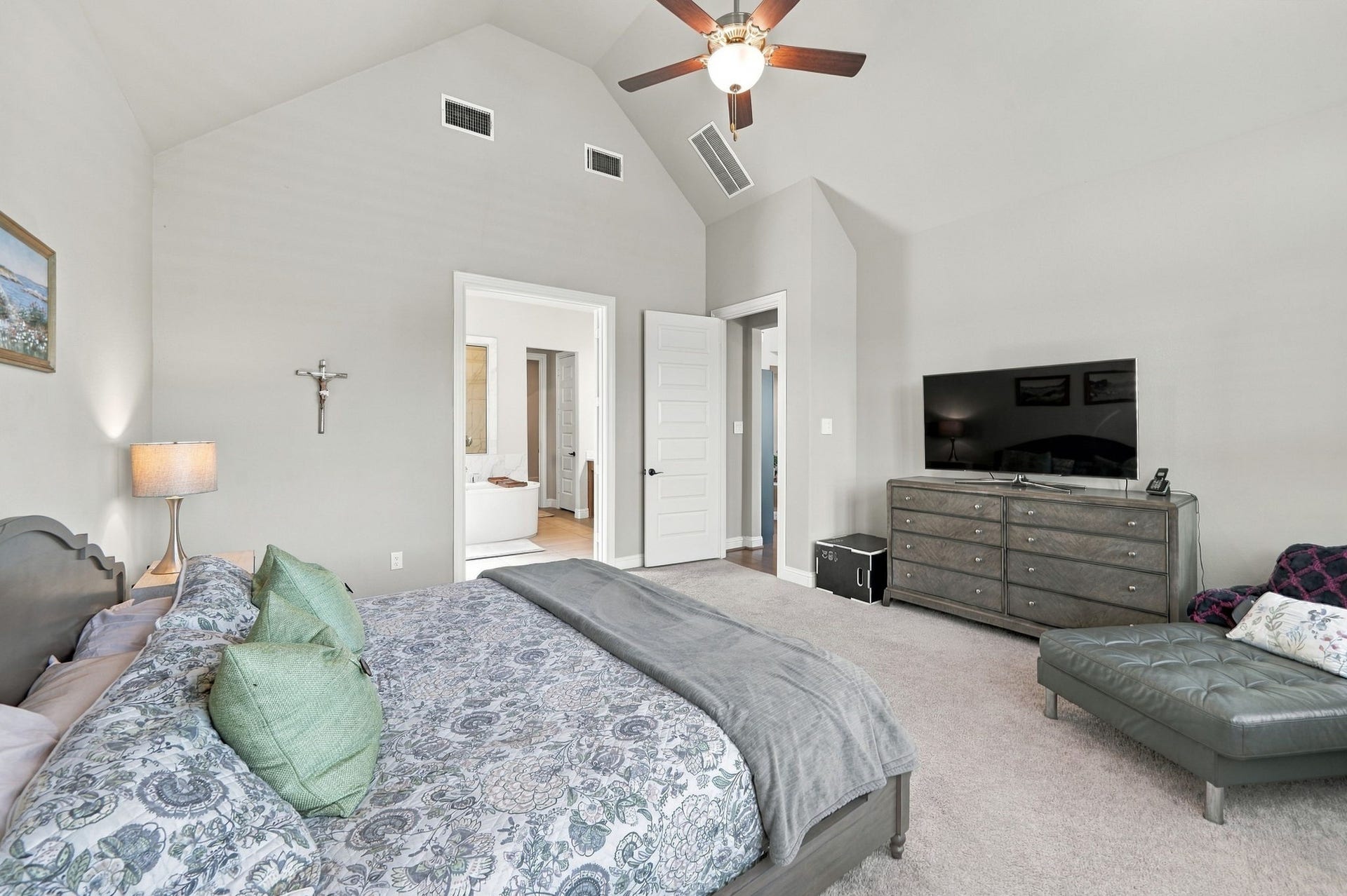 10511 Harvest Oak Court, Missouri City, TX 77459 Vaulted ceilings and all the space that you'll need!