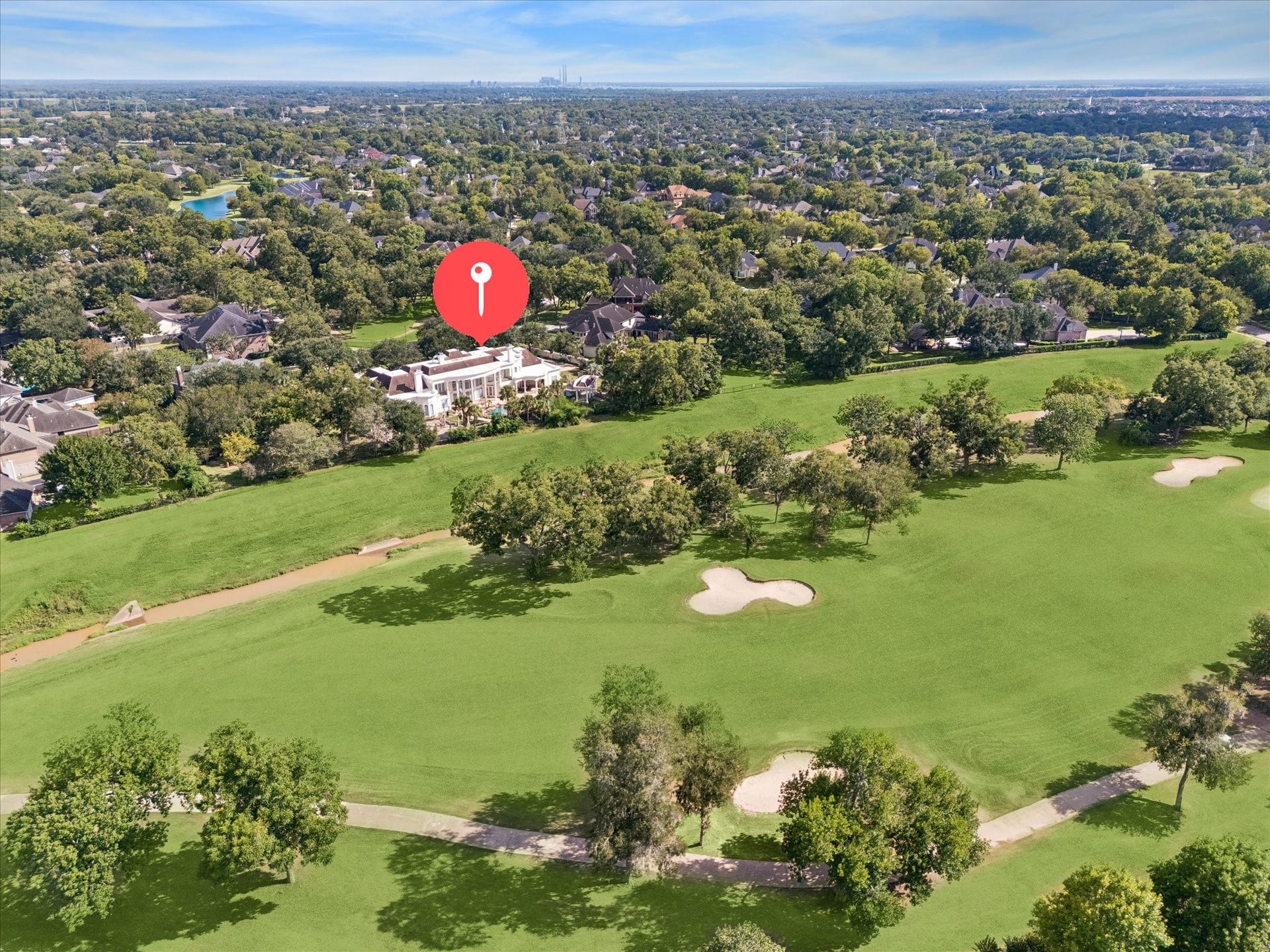 1822 FOREST GATE CIRCLE, Sugar Land, TX 77479 1822 FOREST GATE CIRCLE ENJOYS A PREMIER GREATWOOD ESTATES LOCATION BACKING DIRECTLY TO THE GOLF COURSE, WITH EXPANSIVE FAIRWAY VIEWS AND NO IMMEDIATE REAR NEIGHBORS.