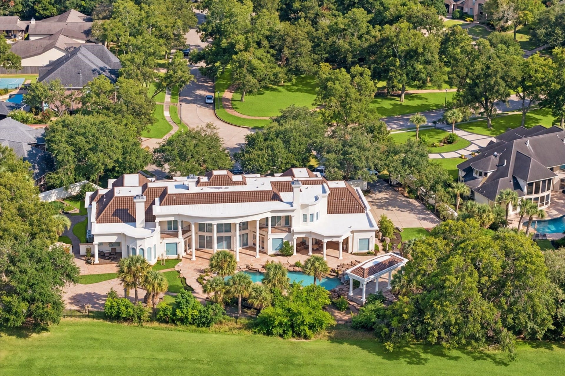 1822 FOREST GATE CIRCLE, Sugar Land, TX 77479 A TOP-DOWN VIEW HIGHLIGHTS THE HOMES EXPANSIVE FOOTPRINT AND PRIVATE BACKYARD RETREAT, COMPLETE WITH A MULTILEVEL POOL, SPA, ROCK FEATURES, AND SPACIOUS PATIO AREAS.