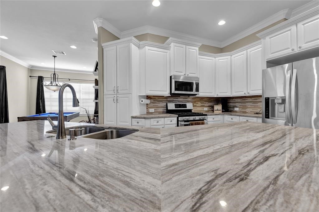 14502 San Pietro Drive, Houston, TX 77070 Good countertop space perfect for meal preparation and entertaining!