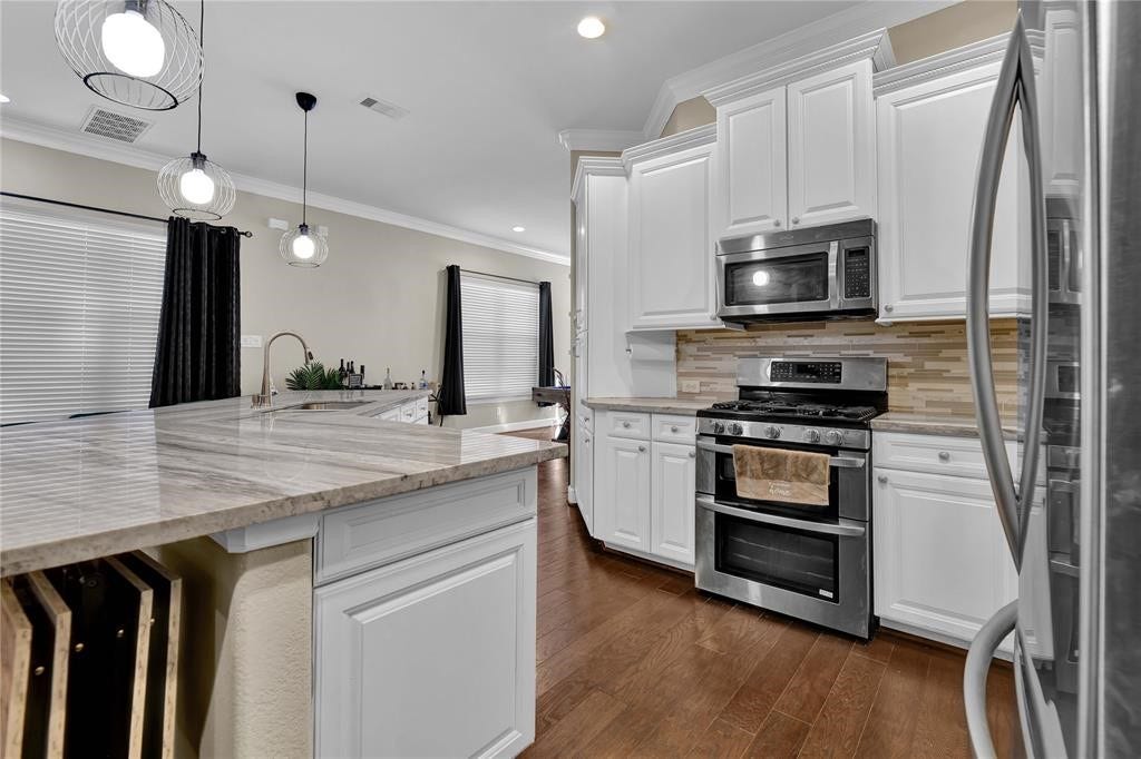 14502 San Pietro Drive, Houston, TX 77070 Gleaming stainless steel appliances!