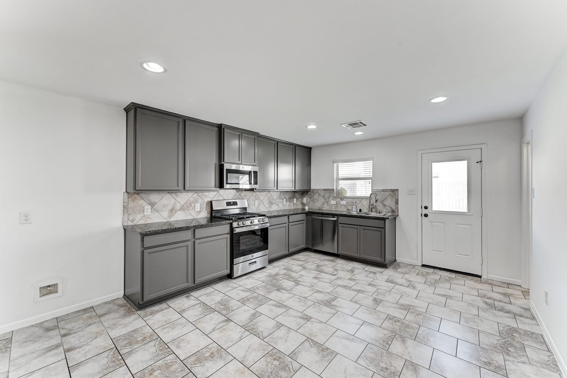 5426 Casa Batillo Drive, Katy, TX 77449 Beautiful kitchen with rich cabinetry!