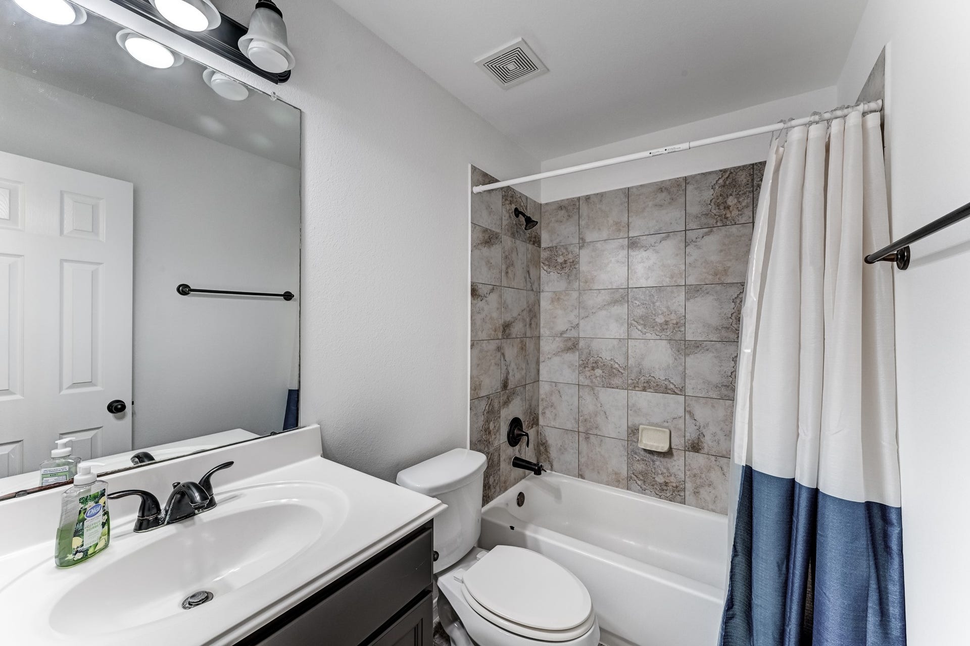 5426 Casa Batillo Drive, Katy, TX 77449 Stylish guest bath with modern finishes