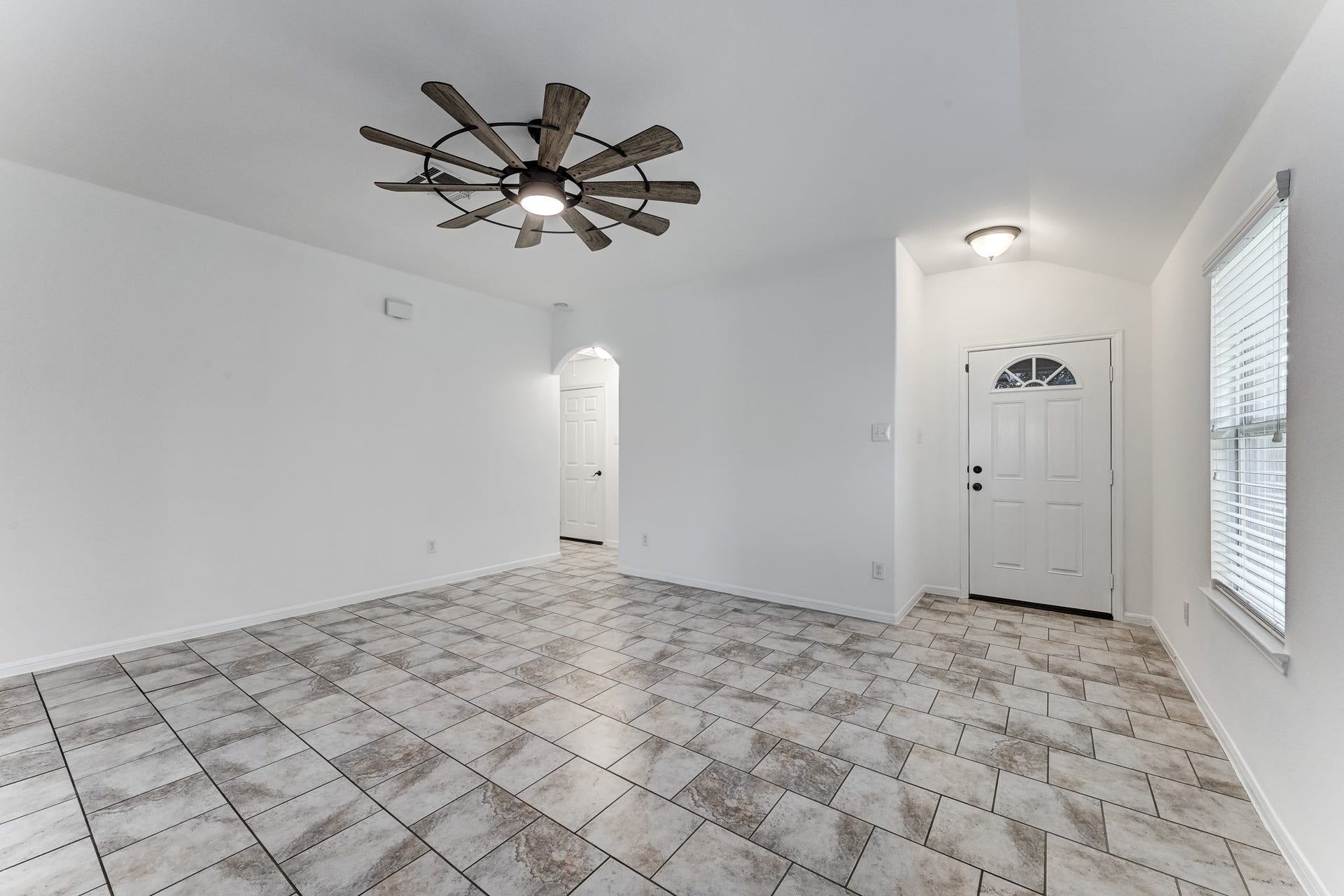 5426 Casa Batillo Drive, Katy, TX 77449 Inviting living space perfect for entertaining!