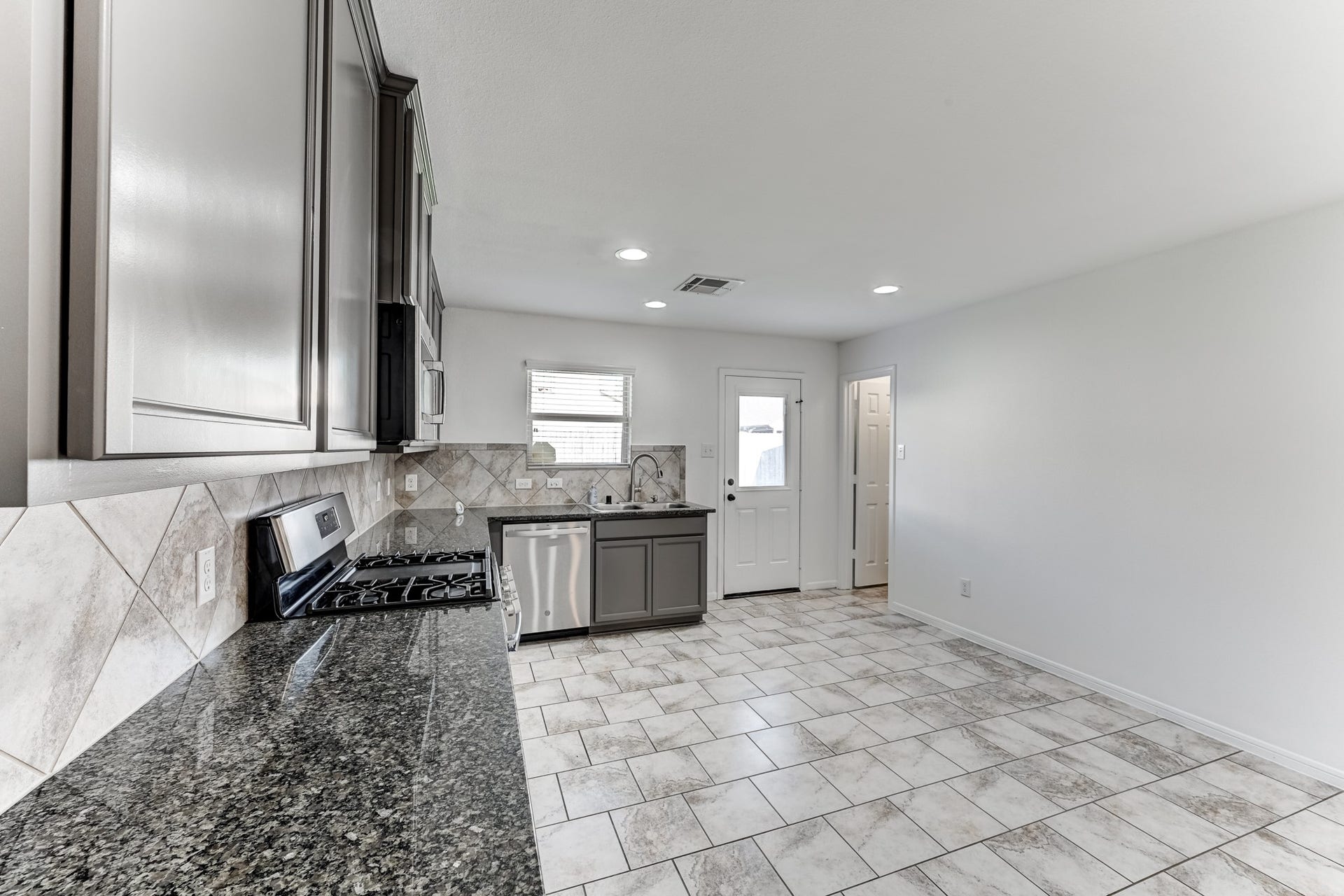 5426 Casa Batillo Drive, Katy, TX 77449 Open-concept designed kitchen
