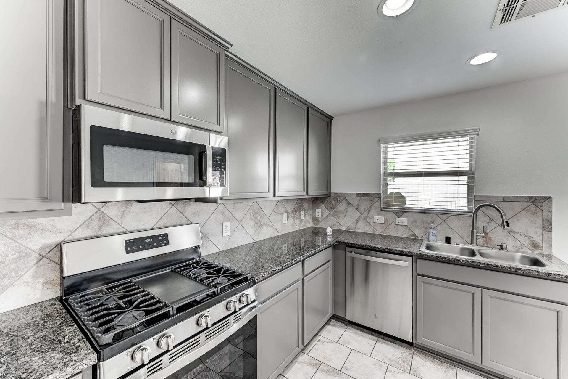 5426 Casa Batillo Drive, Katy, TX 77449 Stainless steel appliances