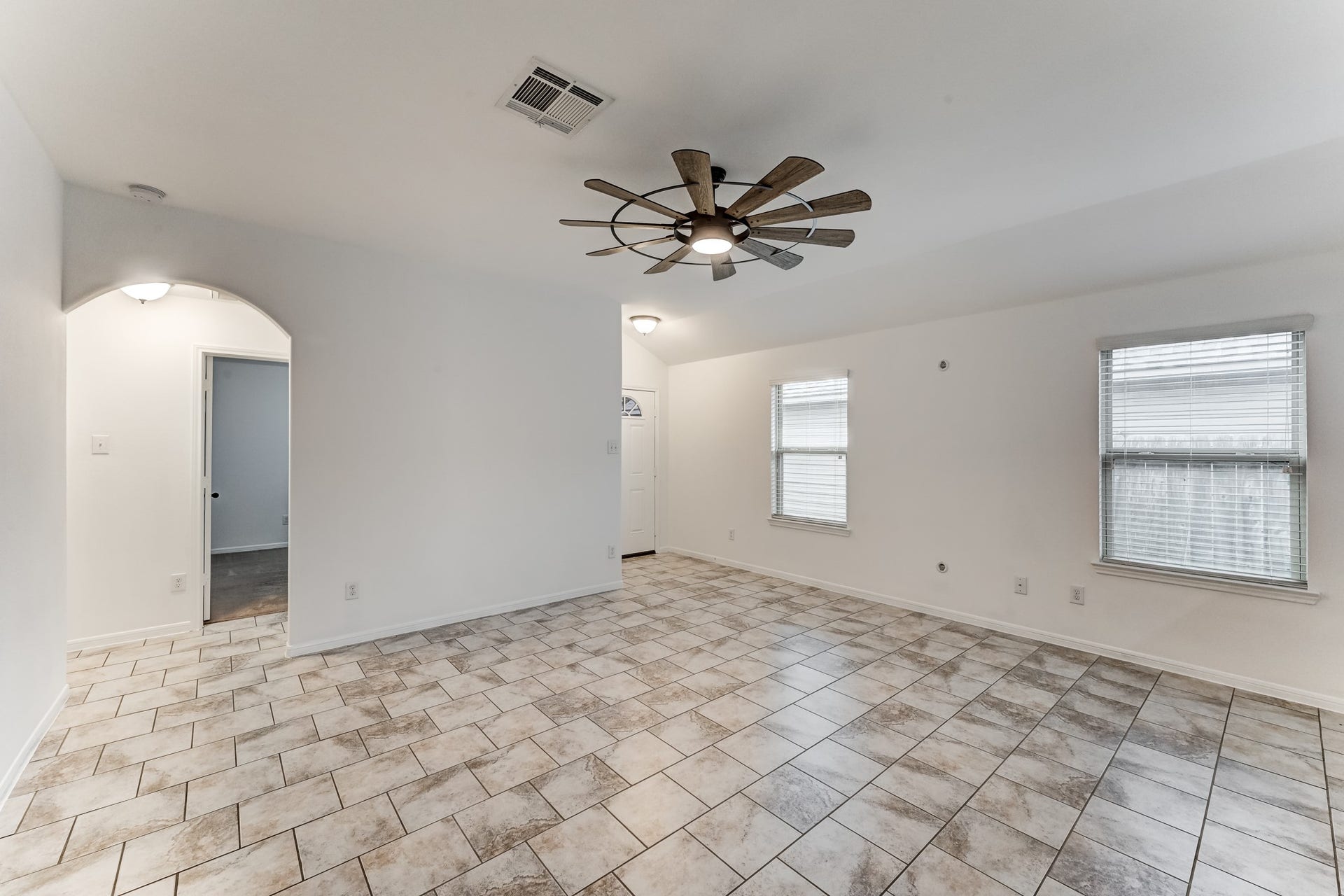 5426 Casa Batillo Drive, Katy, TX 77449 Spacious living room with flexible furniture arrangements