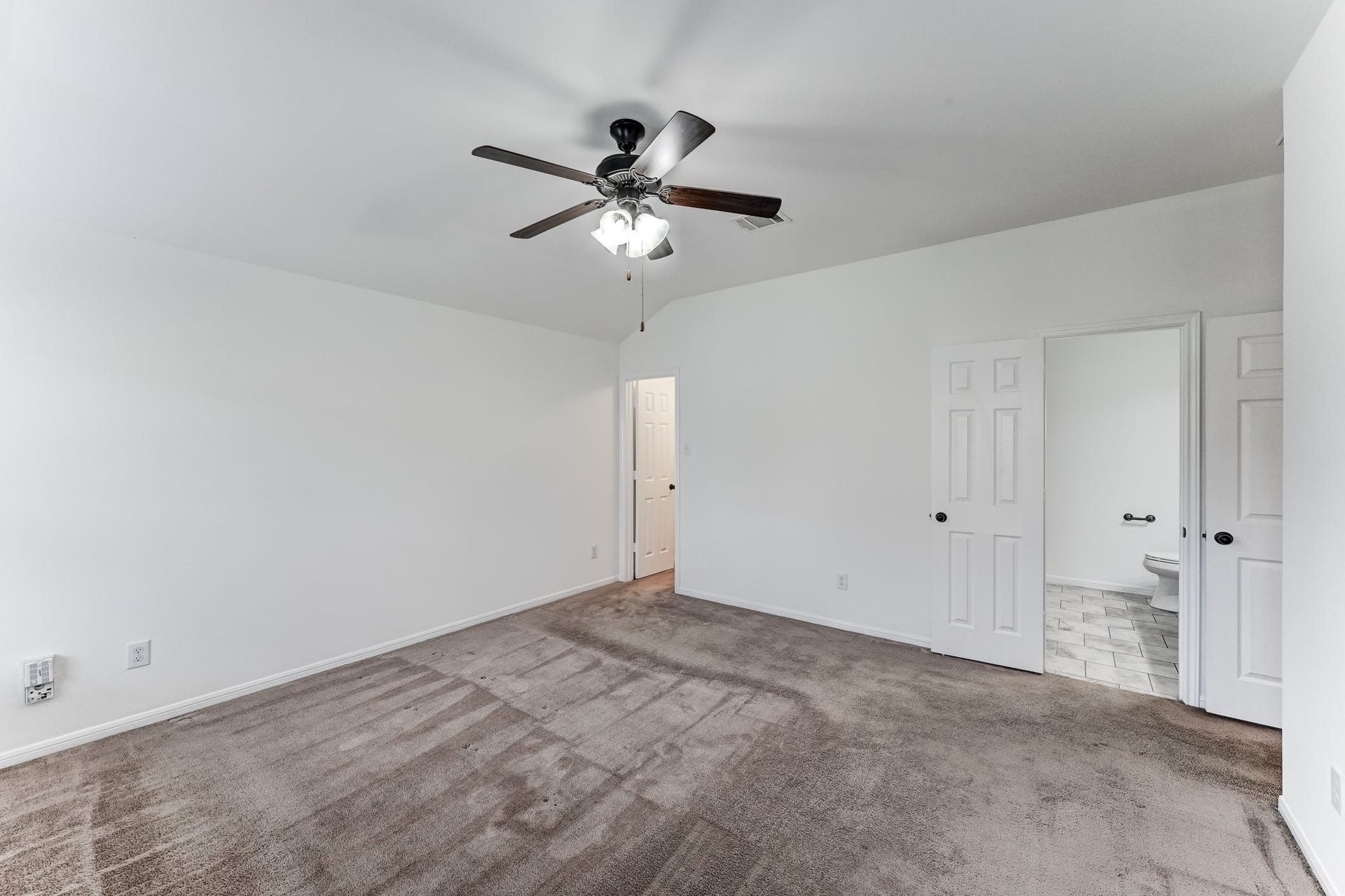 5426 Casa Batillo Drive, Katy, TX 77449 Relax in your comfortable primary retreat