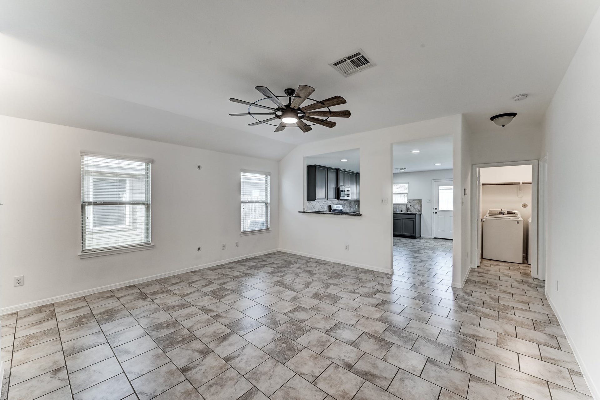 5426 Casa Batillo Drive, Katy, TX 77449 Bright, inviting living spaces