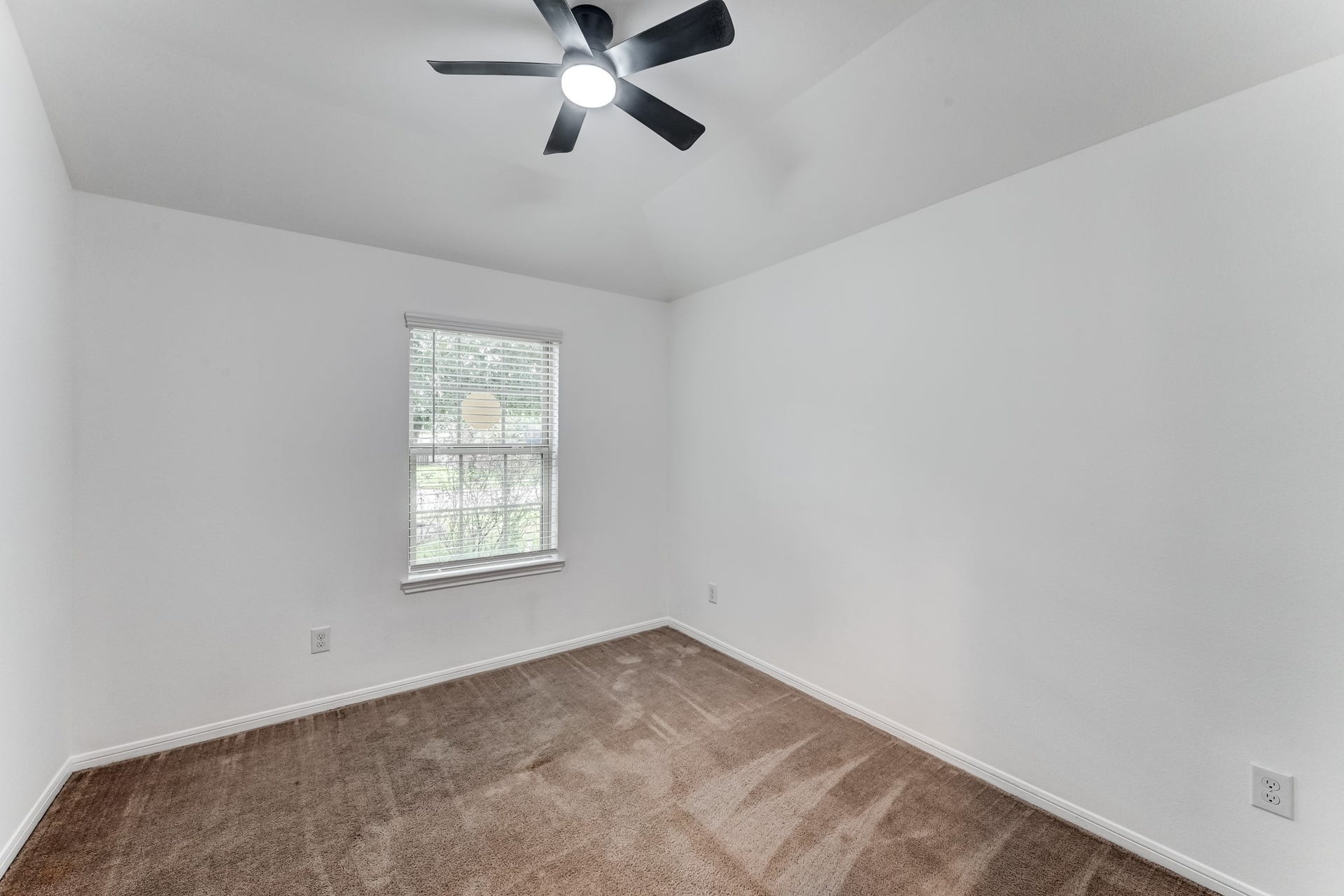 5426 Casa Batillo Drive, Katy, TX 77449 Bright secondary bedroom with ceiling fan