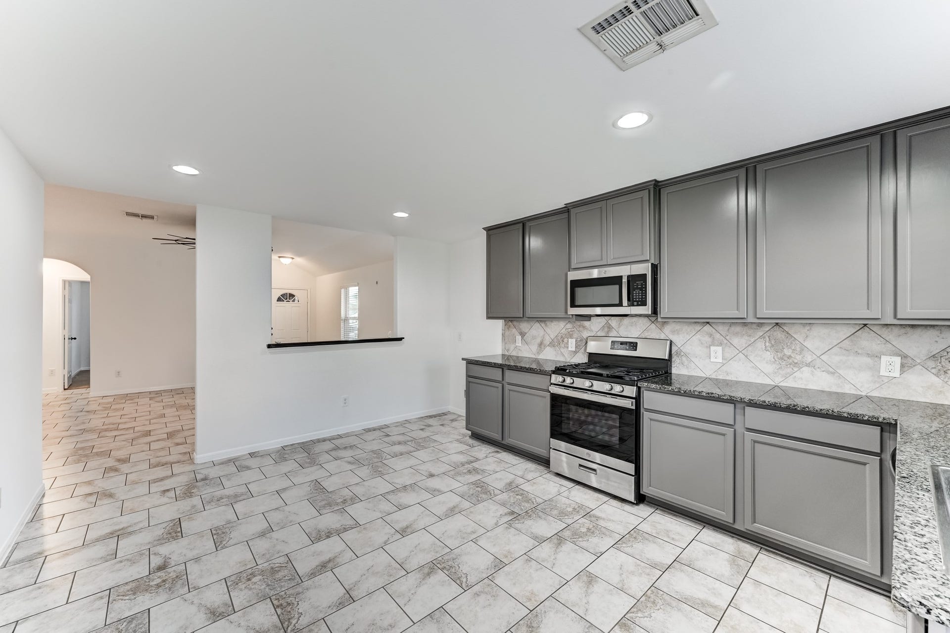 5426 Casa Batillo Drive, Katy, TX 77449 Stylish kitchen with ample cabinetry