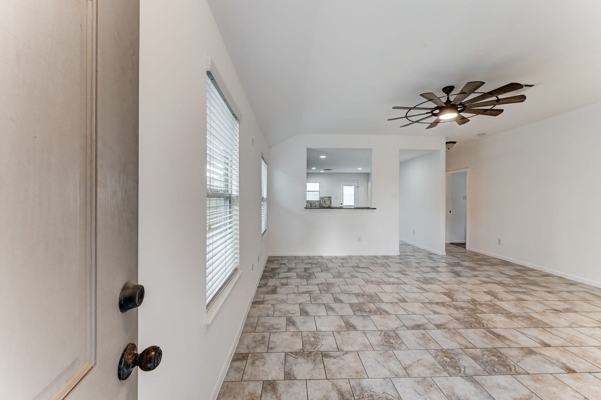 5426 Casa Batillo Drive, Katy, TX 77449 Open living area with natural light
