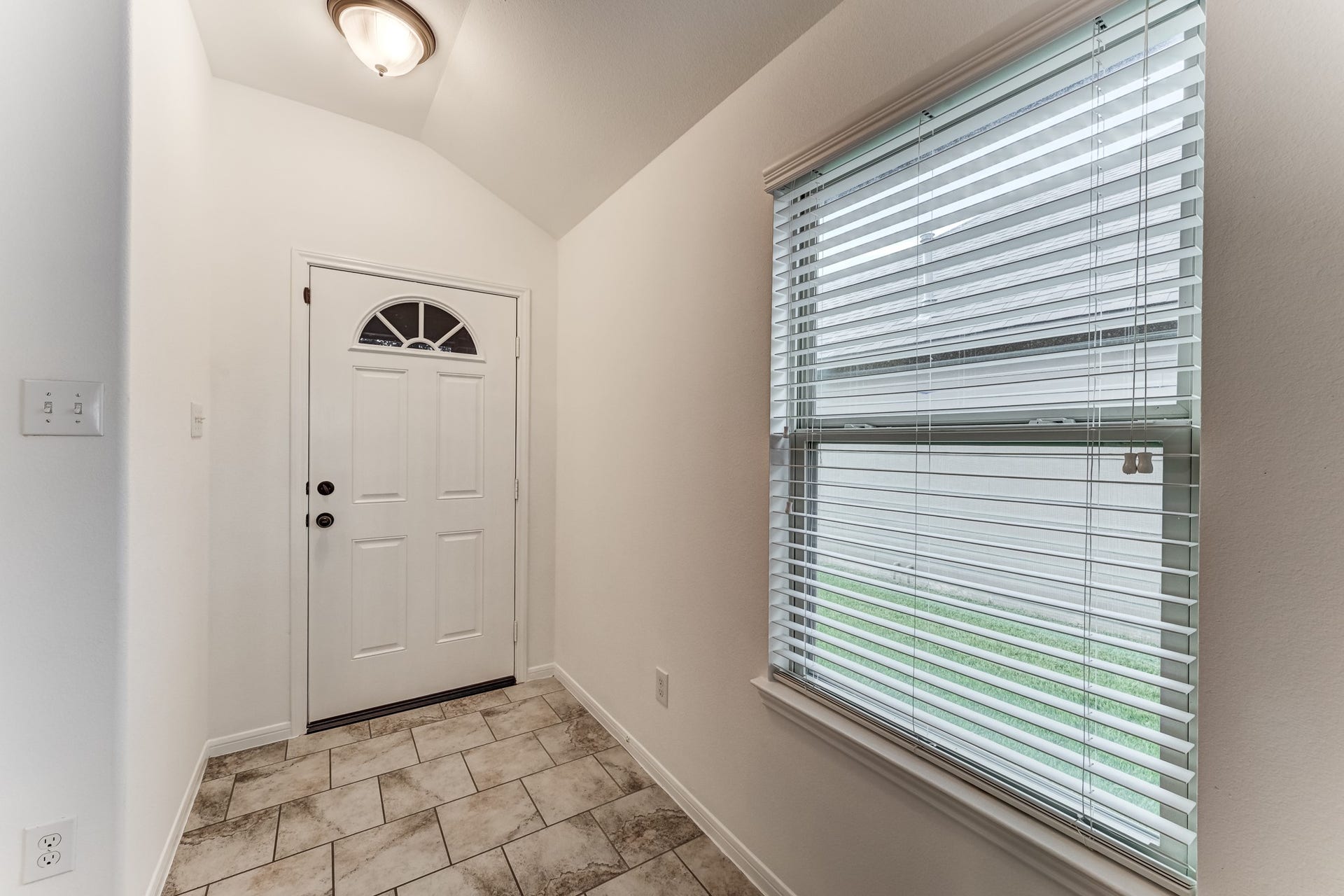 5426 Casa Batillo Drive, Katy, TX 77449 Natural light and neutral tones create a welcoming atmosphere