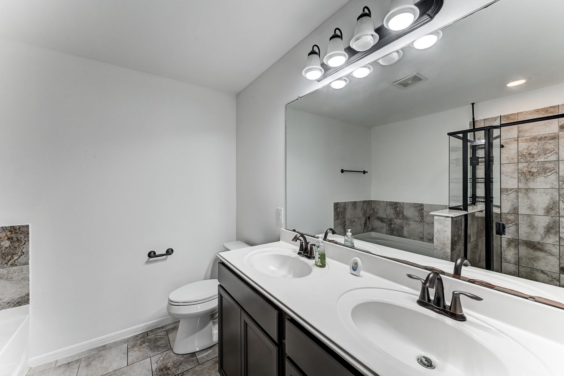 5426 Casa Batillo Drive, Katy, TX 77449 Primary bathroom