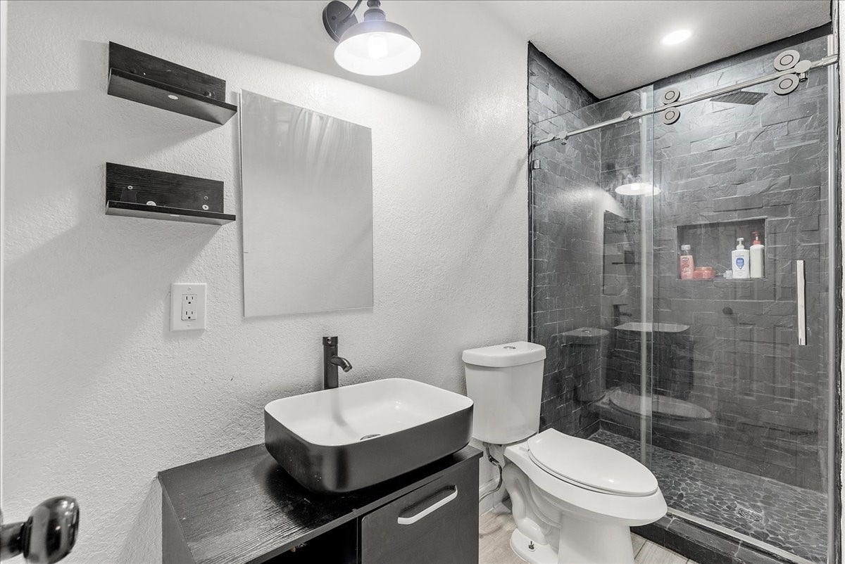 5201 Main Street, Santa Fe, TX 77510 Primary En-Suite