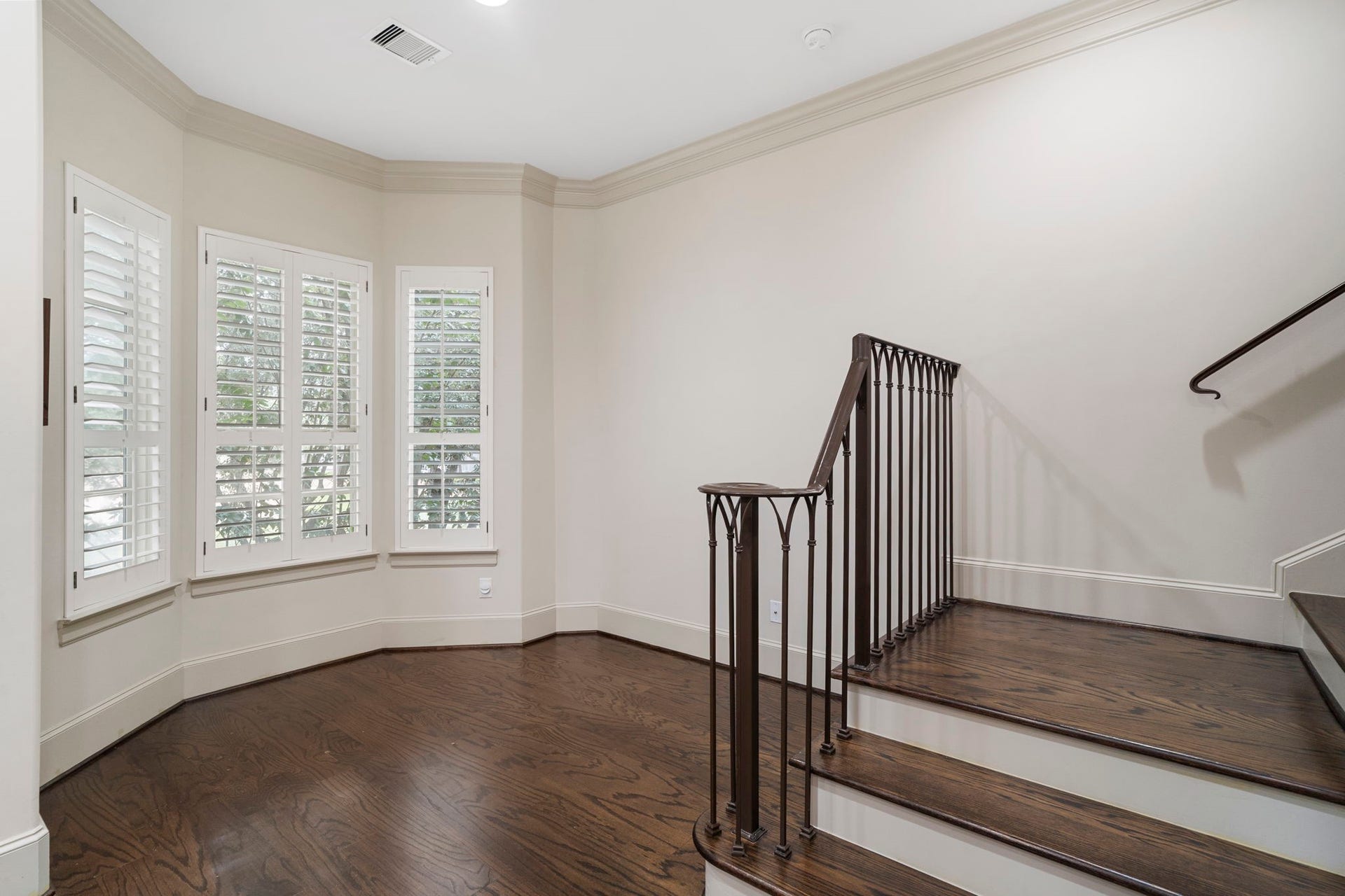 15931 Morgan Street, Sugar Land, TX 77478 The light-filled breakfast room offers plenty of space for a table and chairs, creating a comfortable spot for everyday meals.