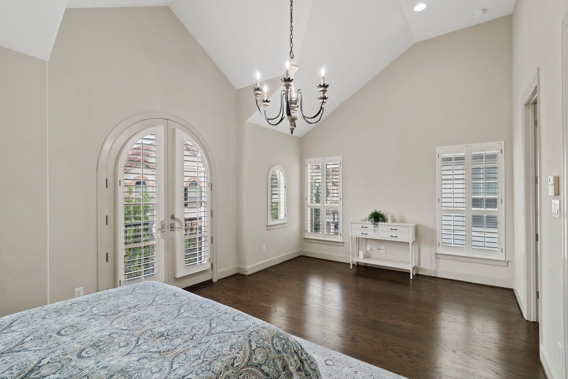 15931 Morgan Street, Sugar Land, TX 77478 Plenty of room for a comfortable private sitting area in the expansive owner's suite.