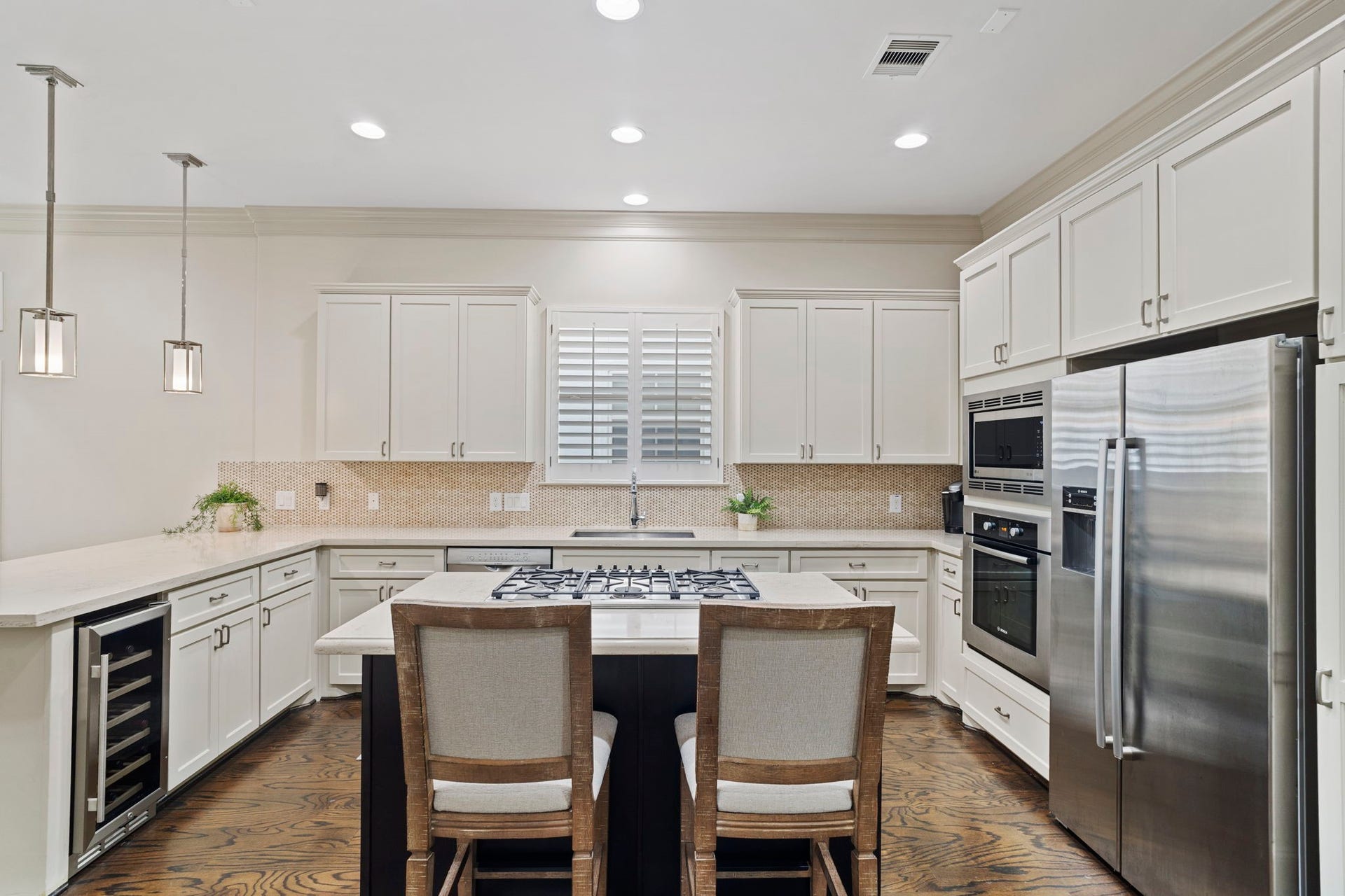 15931 Morgan Street, Sugar Land, TX 77478 A cozy breakfast bar is perfect for casual dining or enjoying your morning coffee.