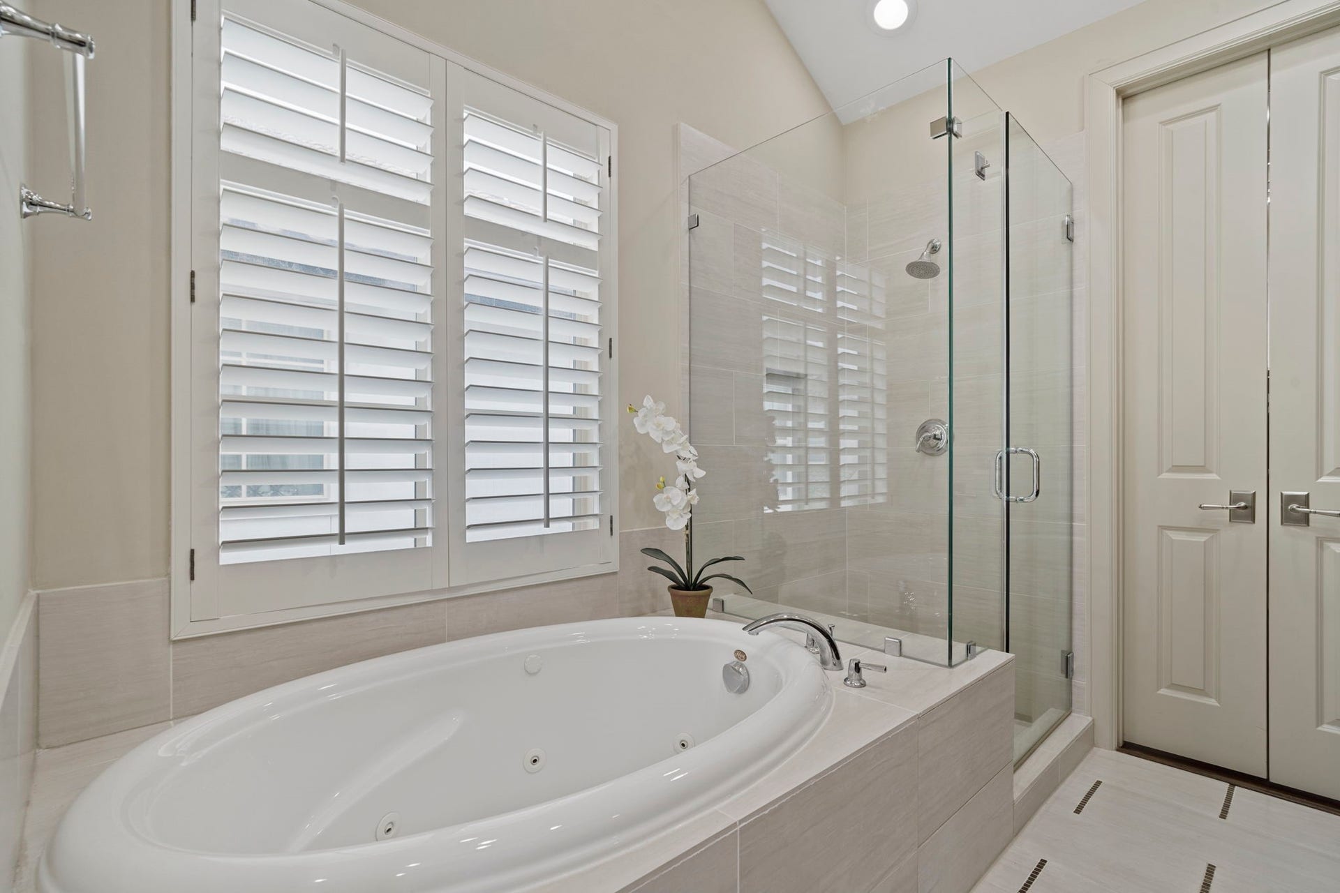 15931 Morgan Street, Sugar Land, TX 77478 Unwind in the jetted soaking tub or enjoy a refreshing shower.