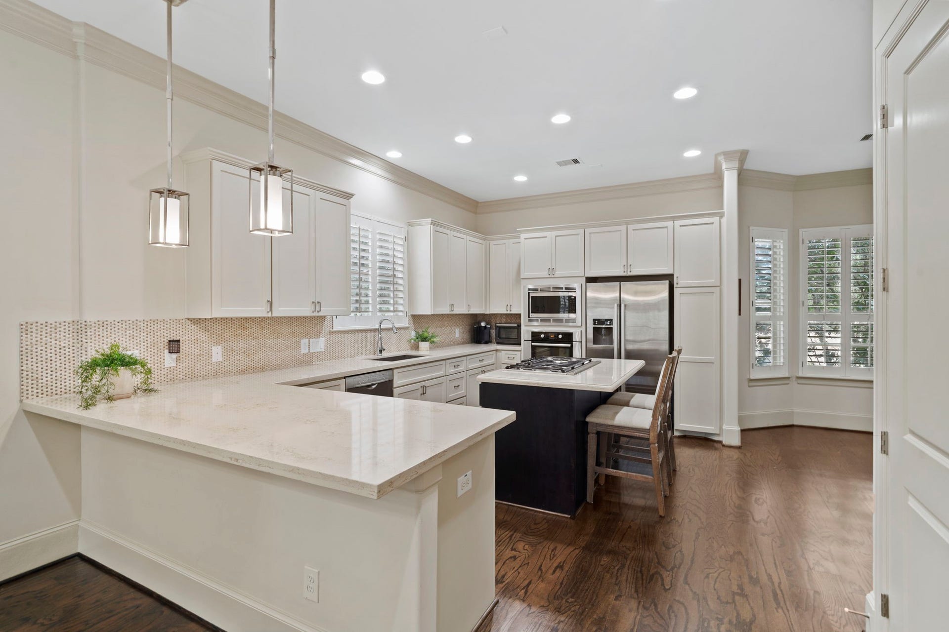 15931 Morgan Street, Sugar Land, TX 77478 A clean, crisp, gourmet kitchen features sleek quartz countertops, a spacious center island with gas cooktop, and premium Bosch appliances.
