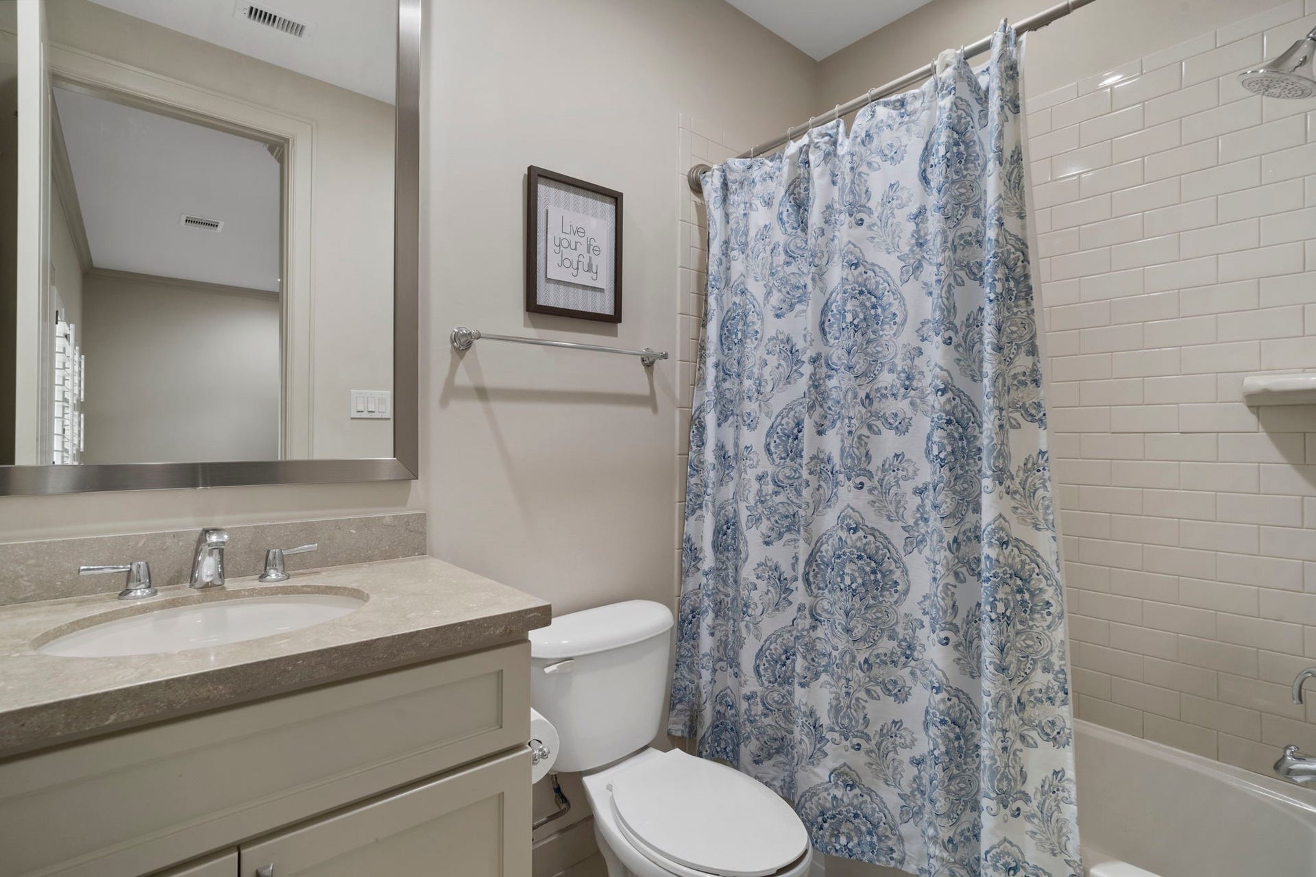 15931 Morgan Street, Sugar Land, TX 77478 A first-floor full bathroom offers the convenience of a shower/tub combination.