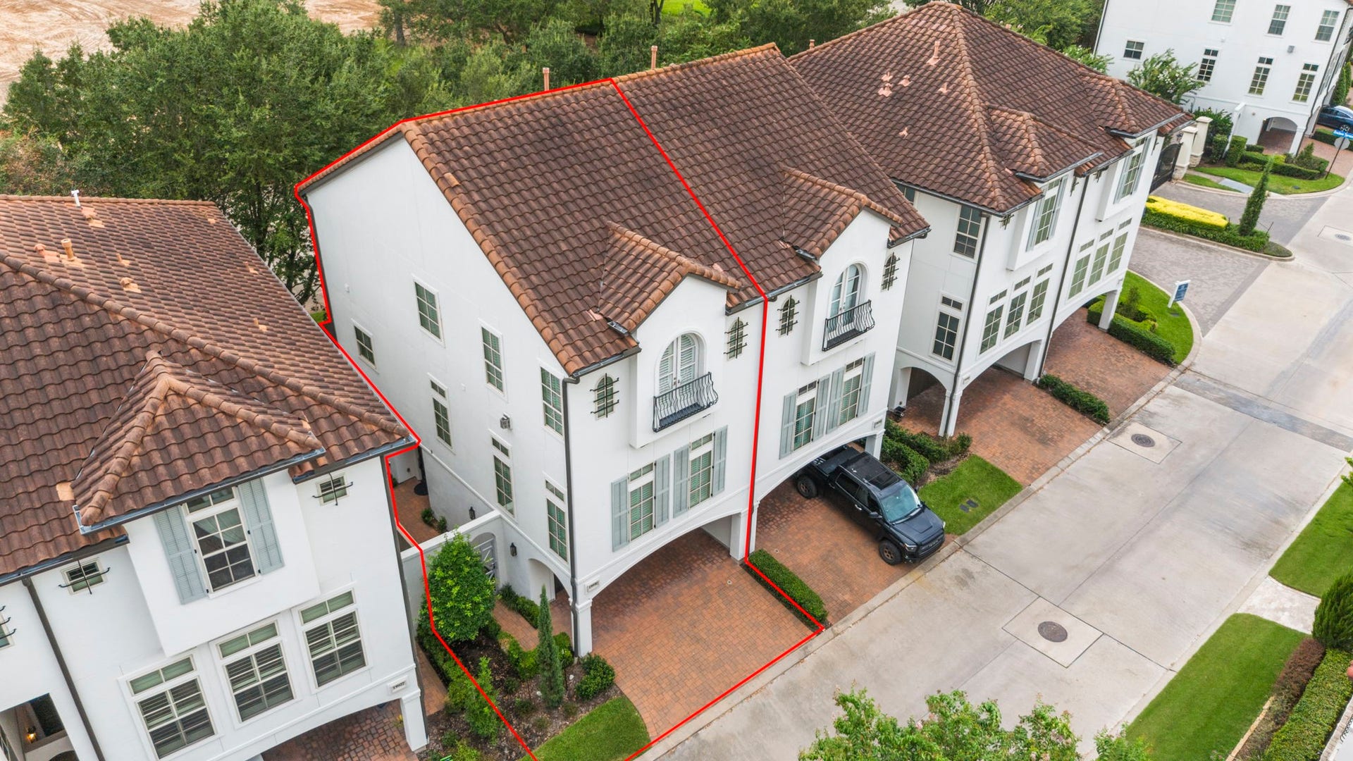 15931 Morgan Street, Sugar Land, TX 77478 Ideally located just minutes from premier shopping and dining, scenic parks, and convenient freeway access, this exceptional townhome offers refined living in one of Sugar Lands most desirable communities.
