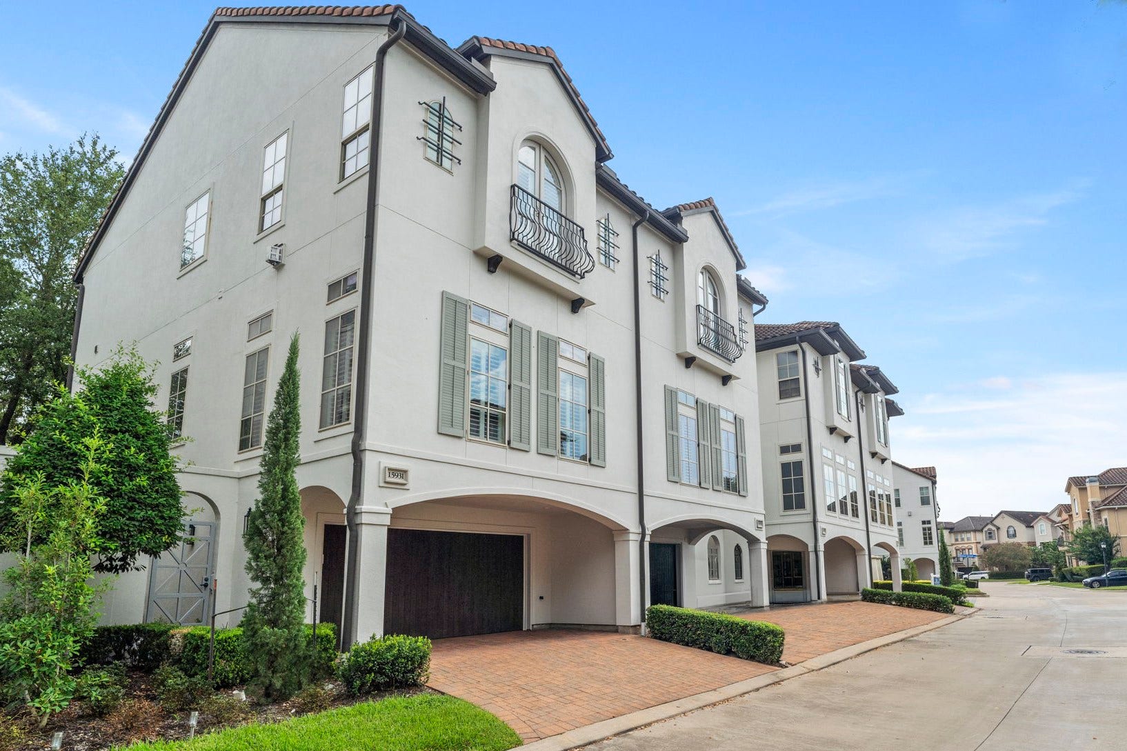 15931 Morgan Street, Sugar Land, TX 77478 Step inside this modern townhome nestled within The Enclave at Lake Pointe, an exclusive gated waterfront community located in the heart of Sugar Land.