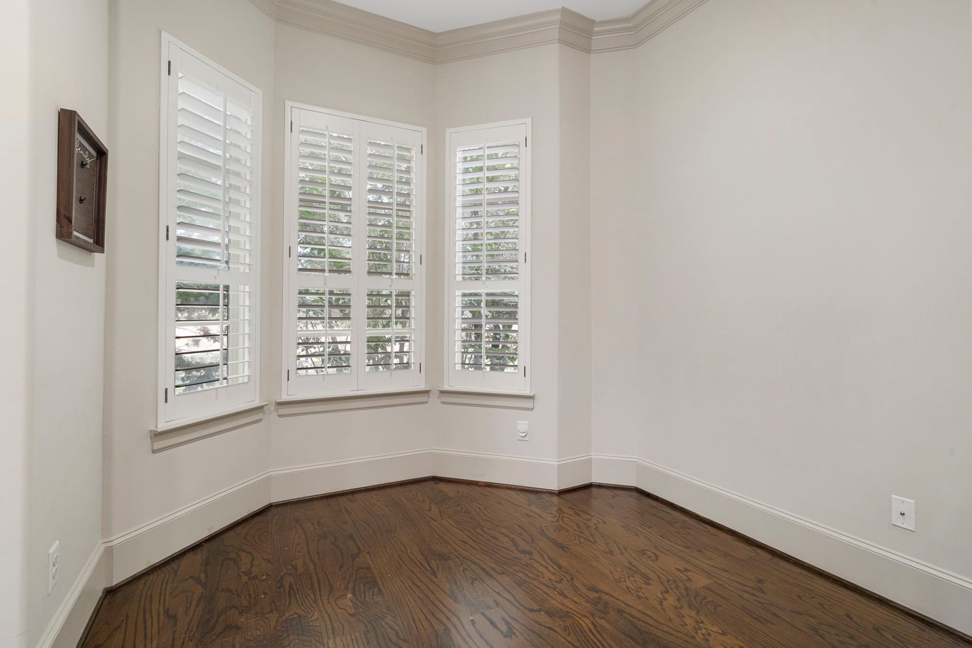 15931 Morgan Street, Sugar Land, TX 77478 Double-paned windows are complemented by plantation shutters.