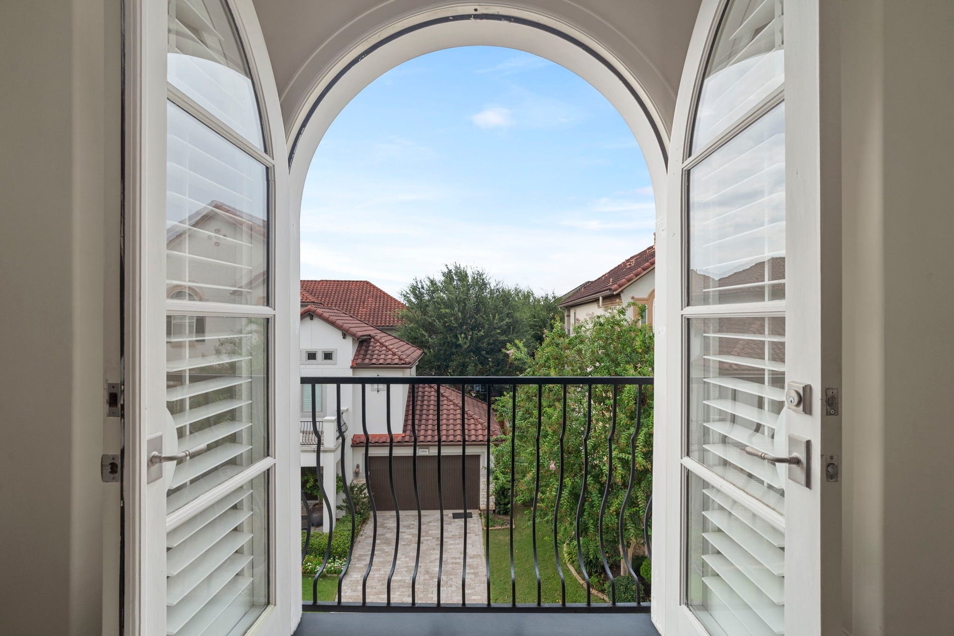15931 Morgan Street, Sugar Land, TX 77478 Welcome fresh air and enjoy a quiet moment from the private Juliet balcony.