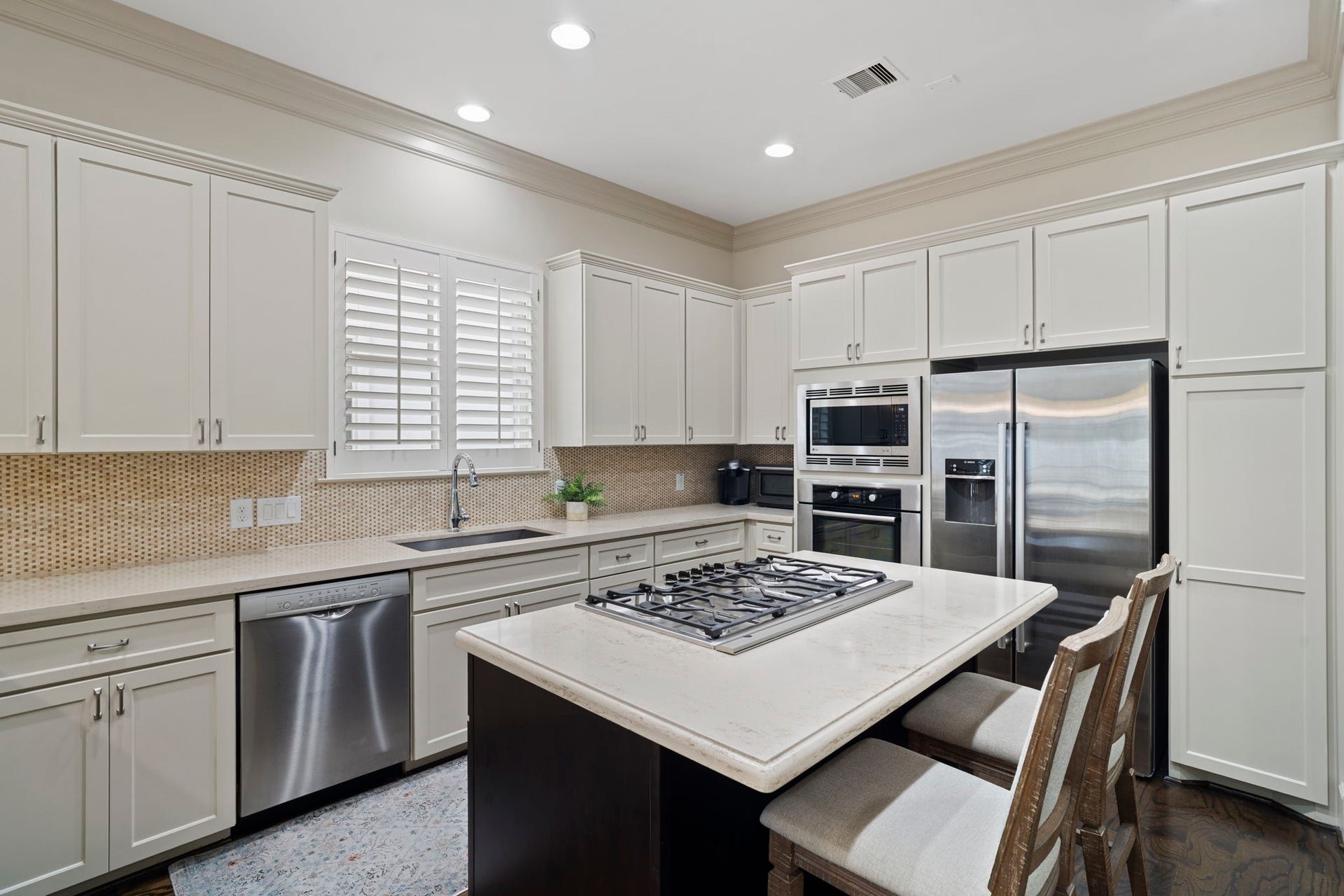 15931 Morgan Street, Sugar Land, TX 77478 A 6-burner Bosch gas cooktop features a telescopic downdraft for efficient ventilation and a clean look.