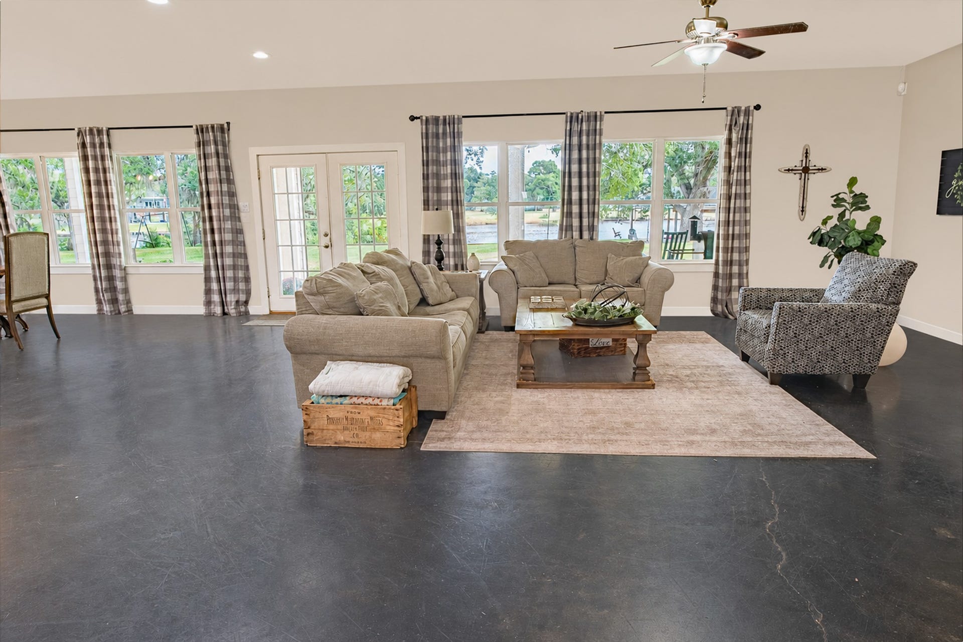 4924 County Road 819, Brazoria, TX 77422 Open Family Room