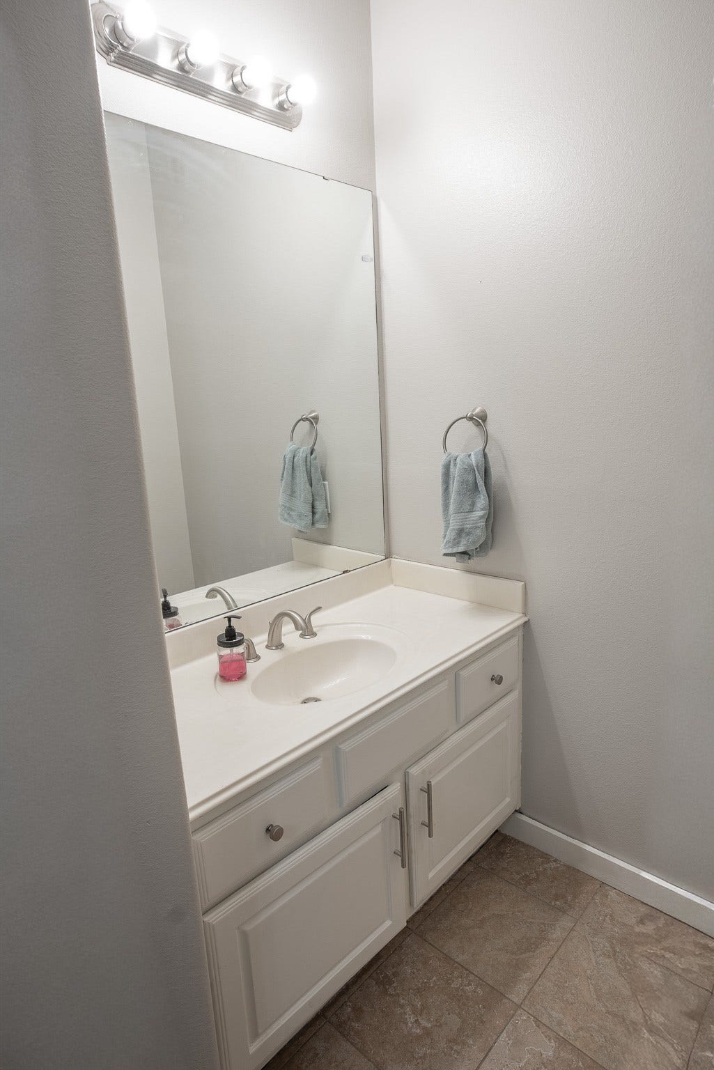 4924 County Road 819, Brazoria, TX 77422 Hall Bath