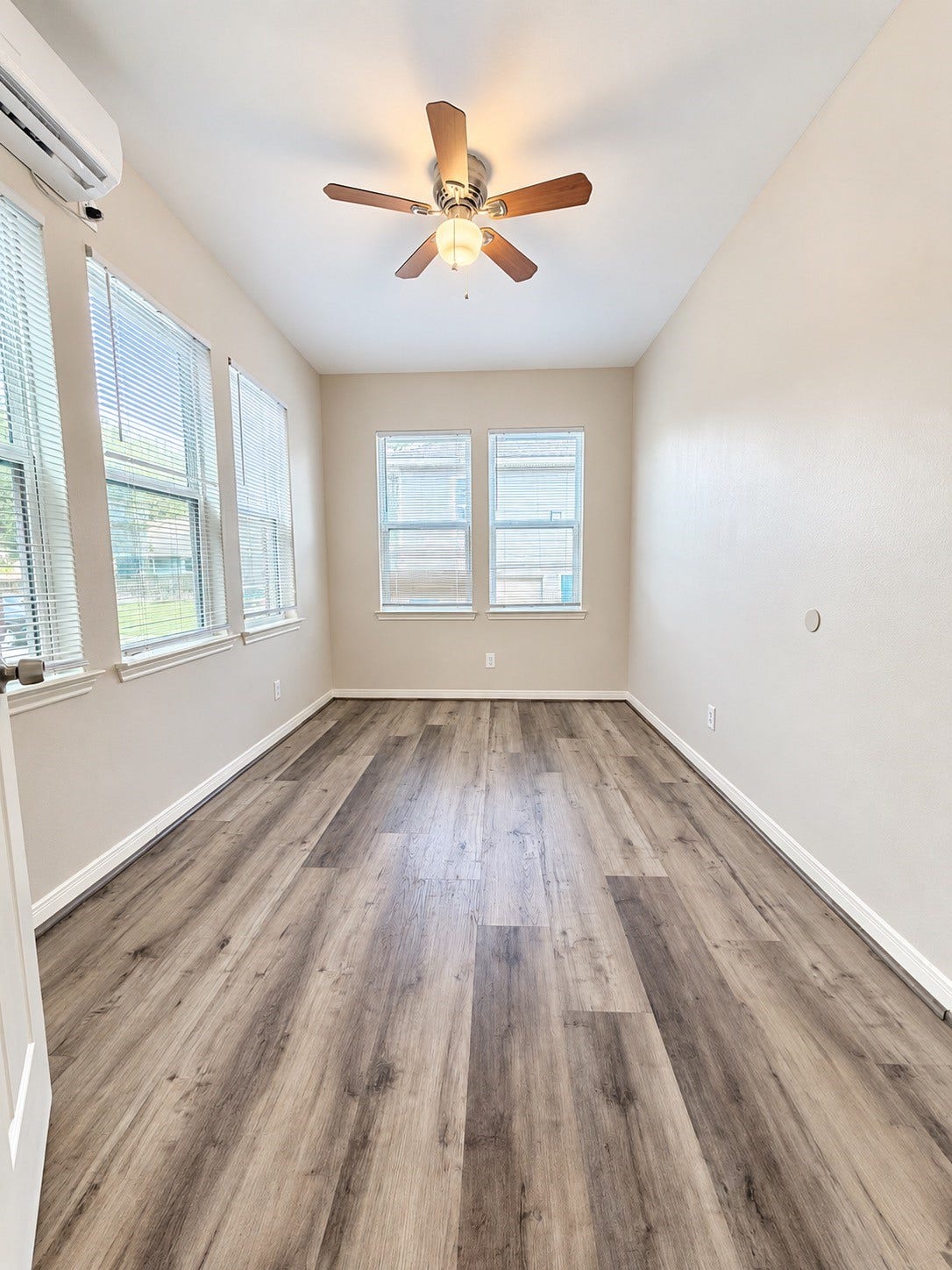 4313 Harrisburg Boulevard, #4, Houston, TX 77003 Bedroom with 4 windows.