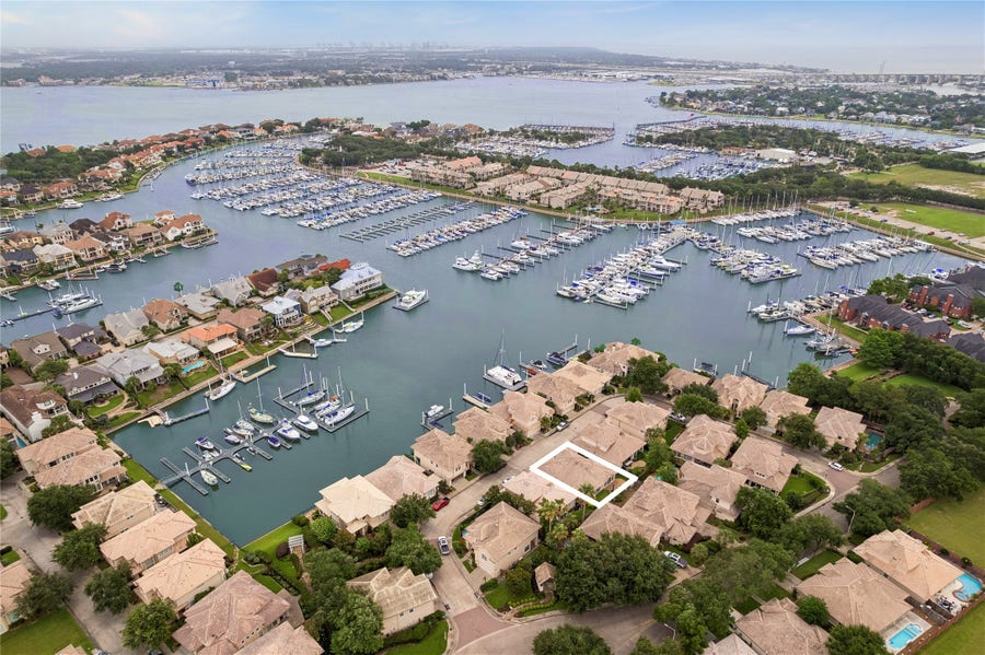 Property photo for 316 Harborside Circle, League City, TX