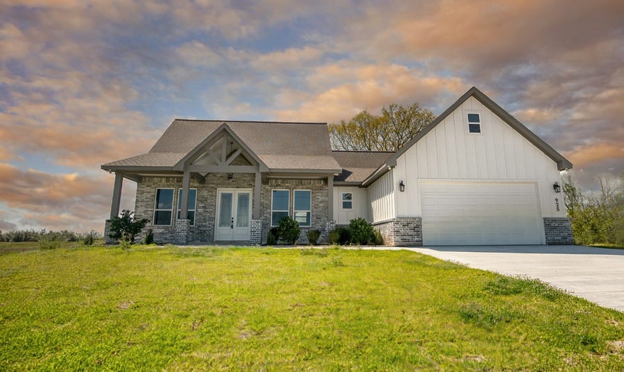 Property photo for 925 Buffalo Trail, Angleton, TX