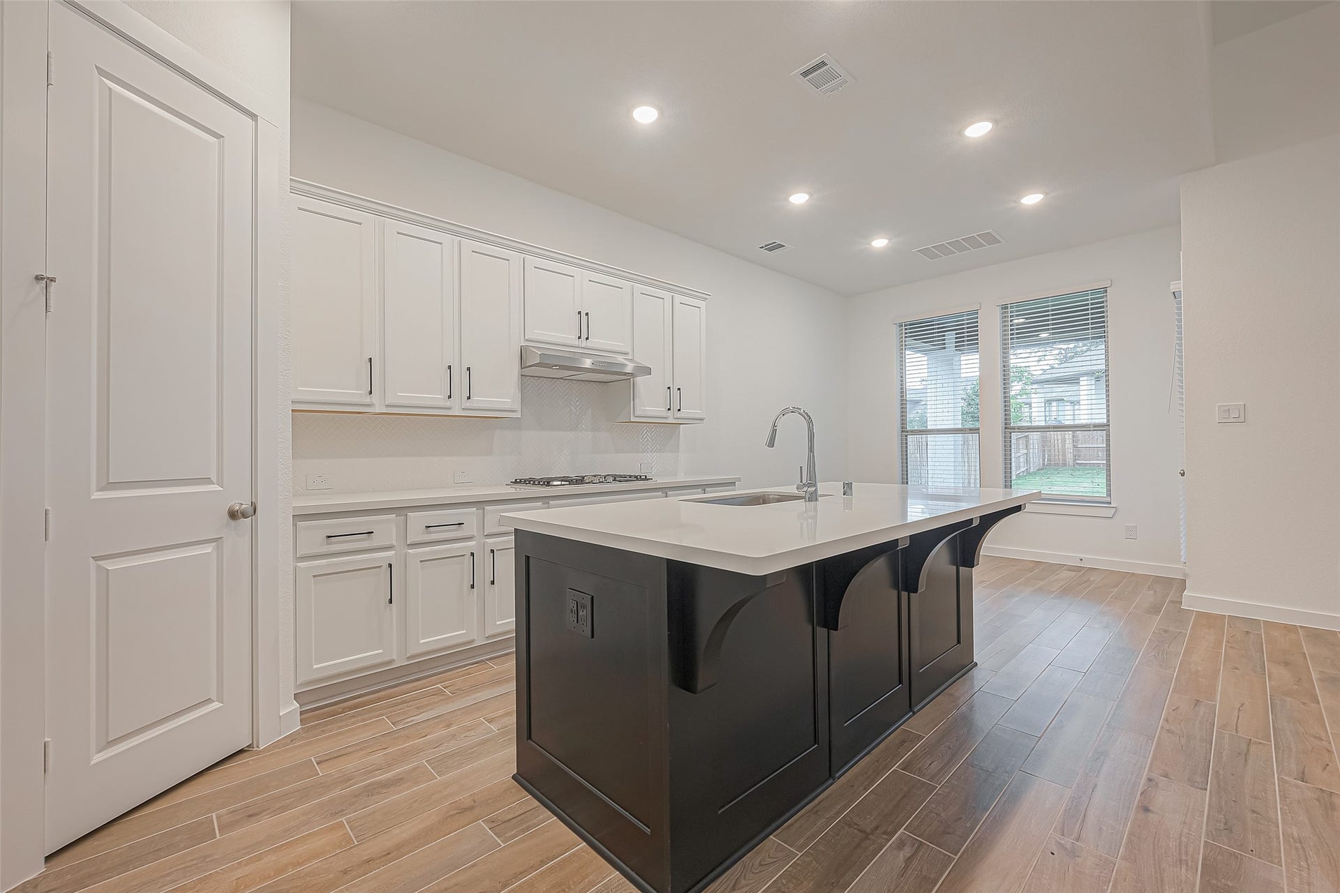 235 Sky Top Drive, Montgomery, TX 77316