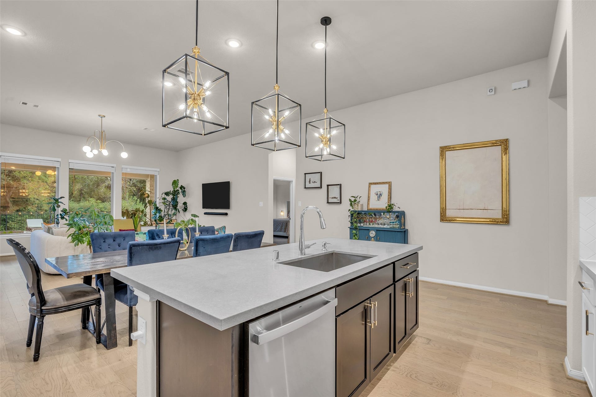 Clean up while staying in the
conversation, with the island sink and
dishwasher facing the dining and living
areas.